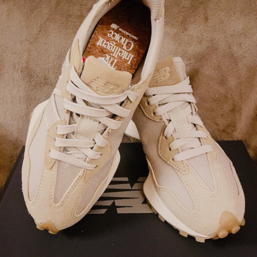 New Balance 327 Unplugged Pack Greige 착용 스타일 - 3