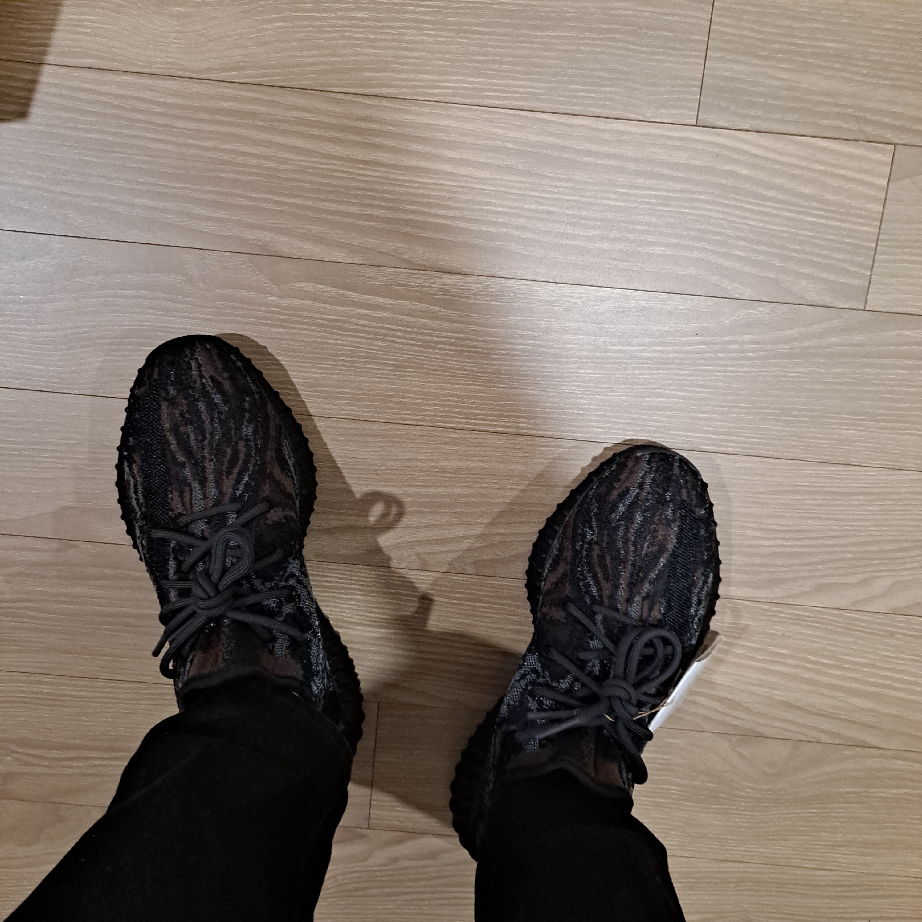 Adidas Yeezy Boost 350 V2 MX Rock 착용 스타일 - 2