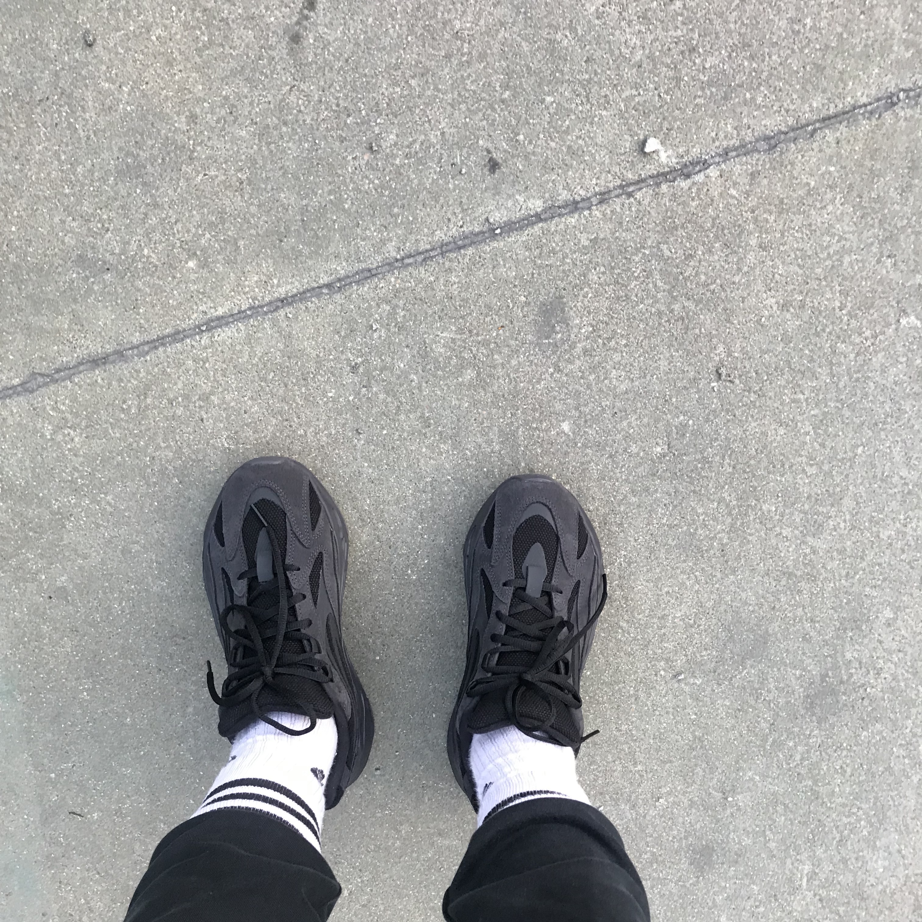 Adidas Yeezy Boost 700 V2 Vanta 2019 착용 스타일