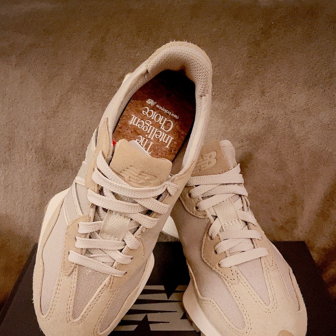 New Balance 327 Unplugged Pack Greige 착용 스타일 - 4