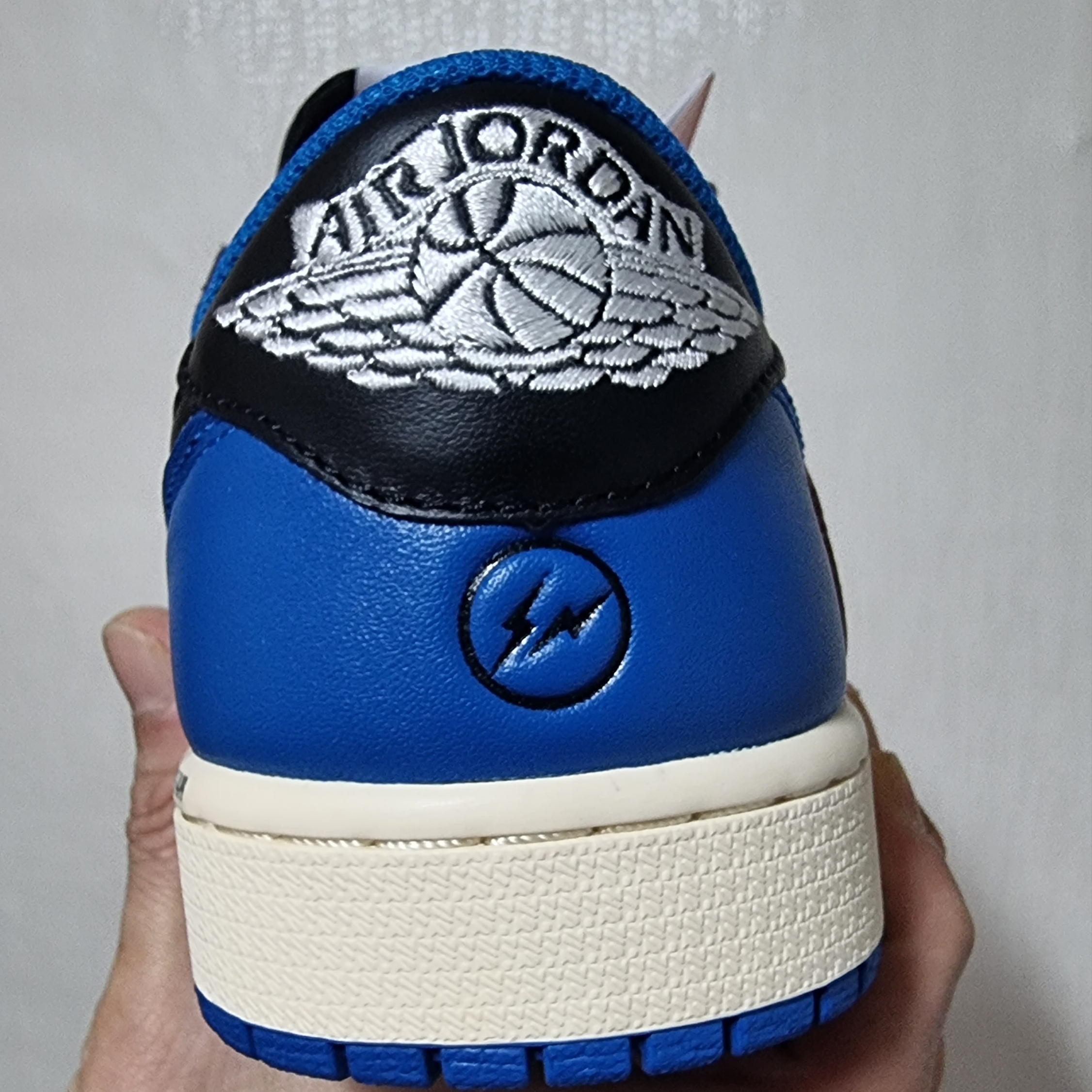 Jordan 1 x Travis Scott x Fragment Retro Low OG SP Military Blue 착용 스타일 - 4