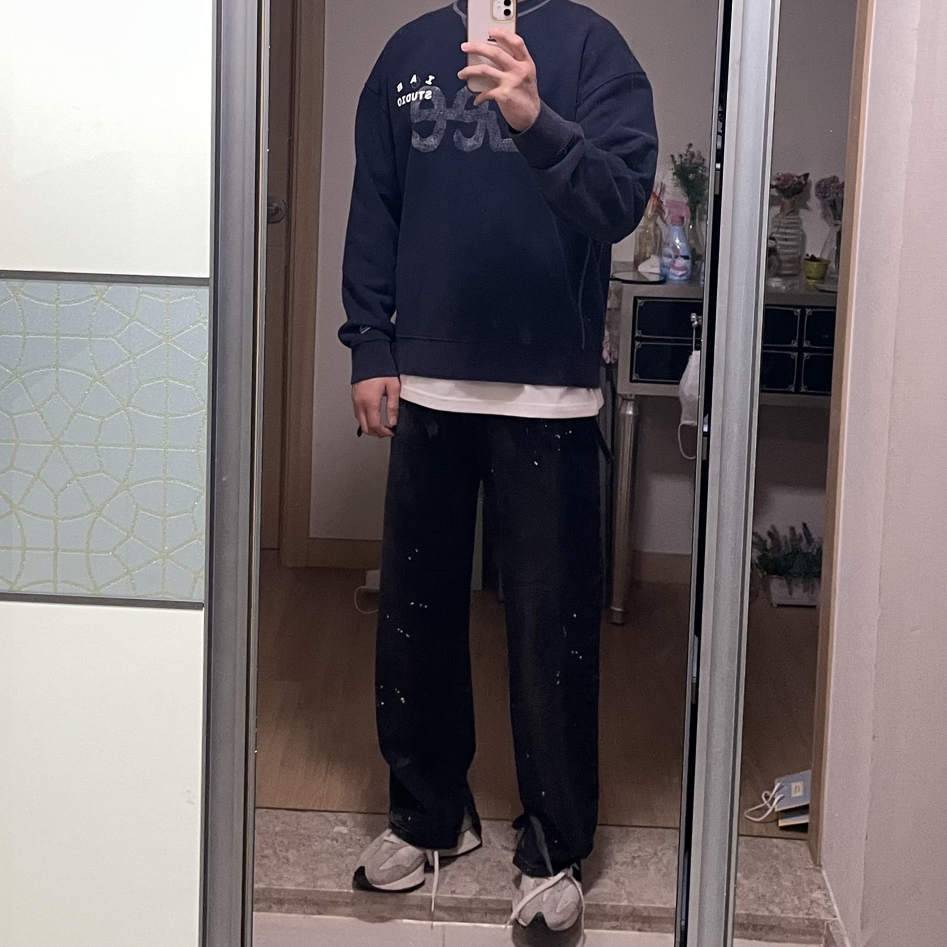 IAB Studio x Lee Pigment Sweatshirt Indigo Navy, Zara x Ader Error Slit Jeans Black 착용 스타일 - 2