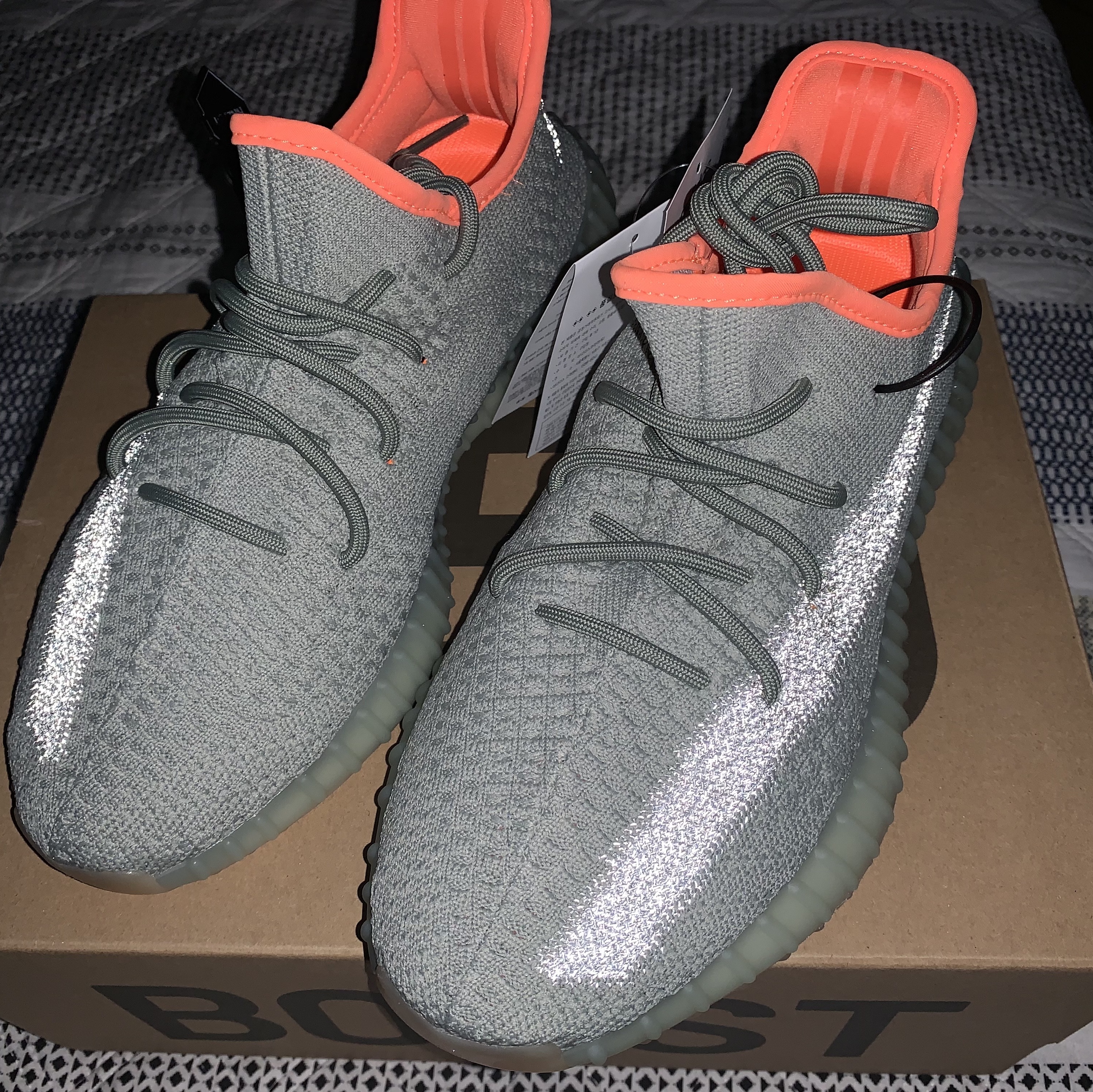 Adidas Yeezy Boost 350 V2 Desert Sage 착용 스타일 - 1