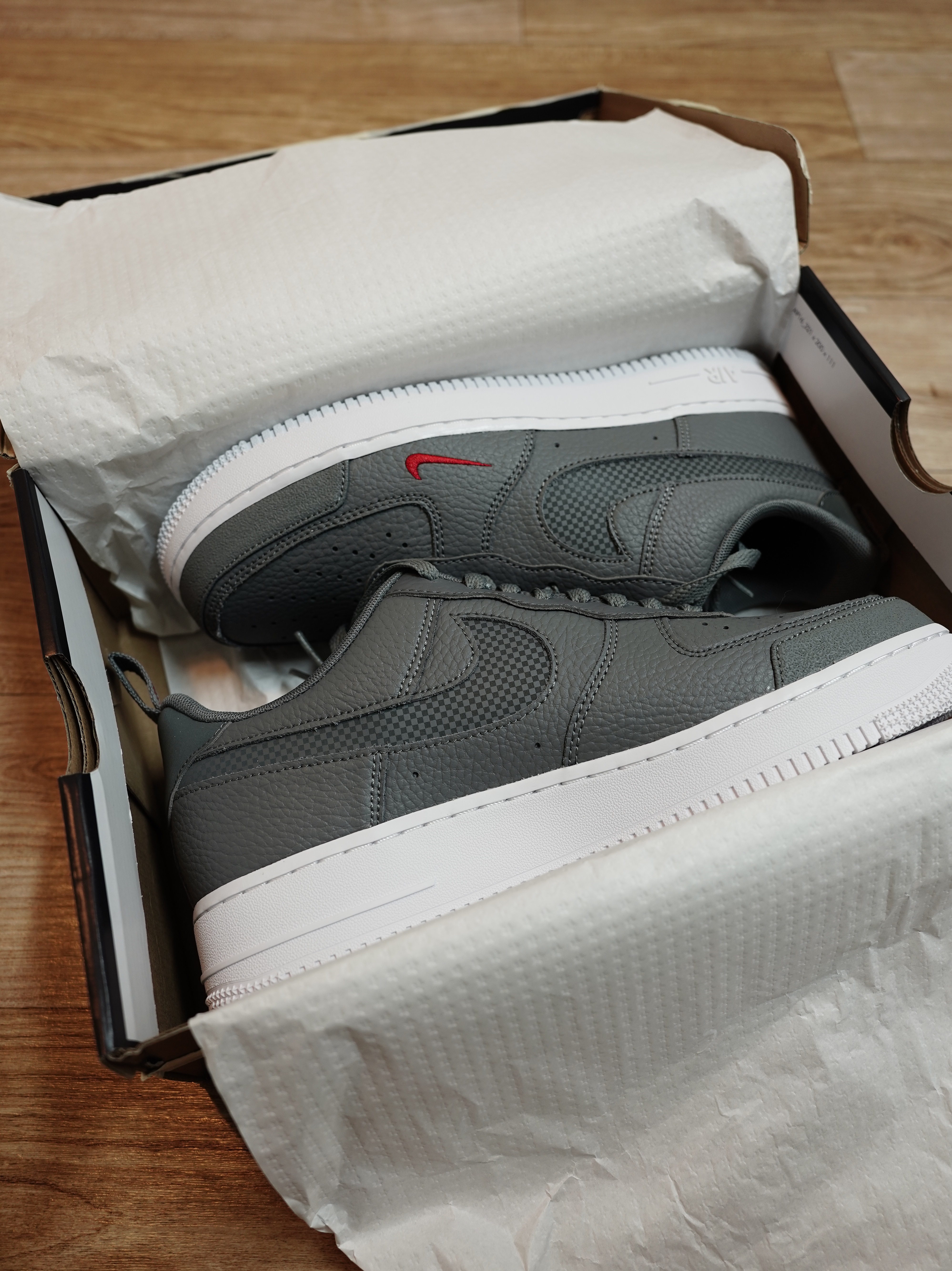 Nike Air Force 1 LV8 Reflective Swoosh Smoke Grey 착용 스타일 - 3