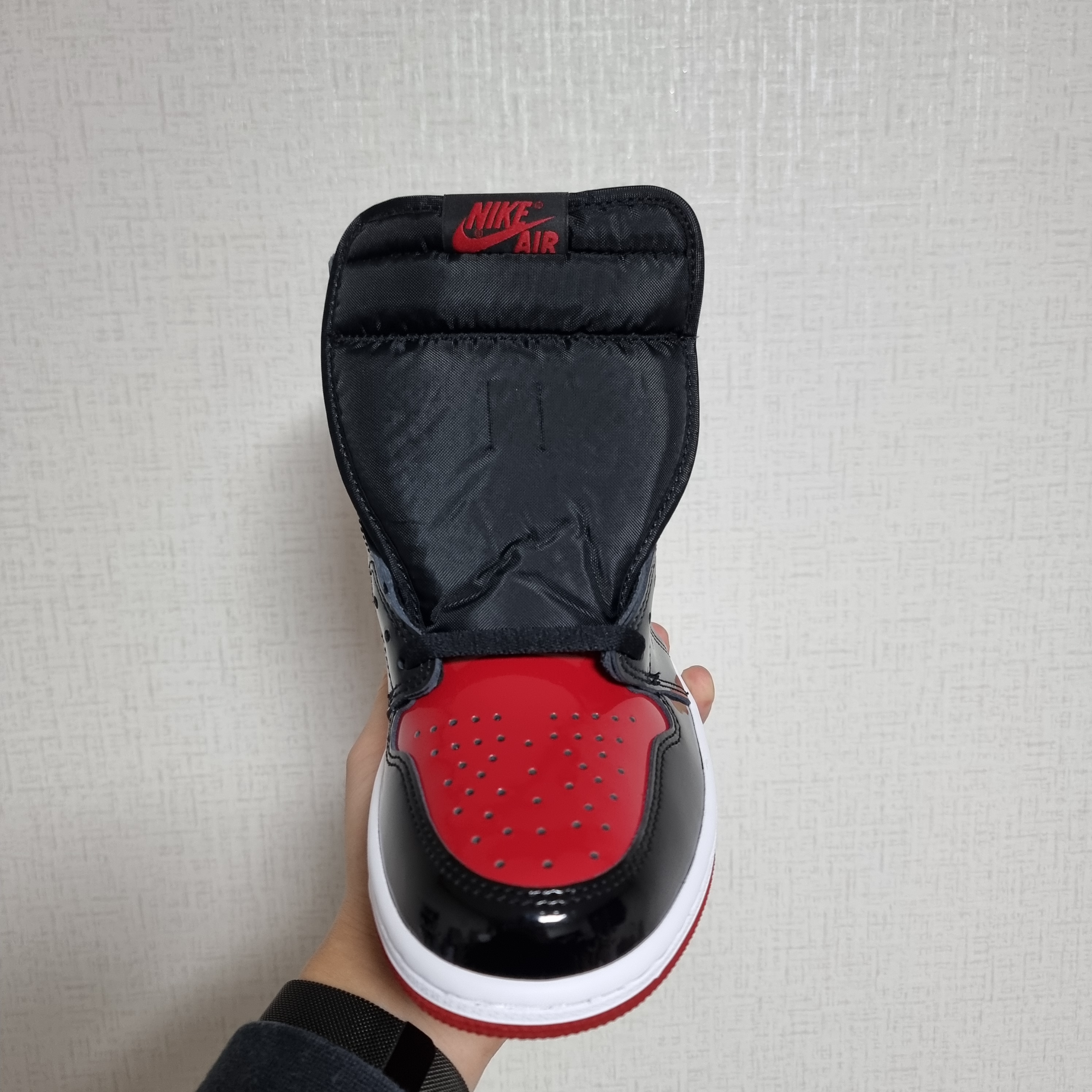 Jordan 1 Retro High OG Patent Bred 착용 스타일 - 3