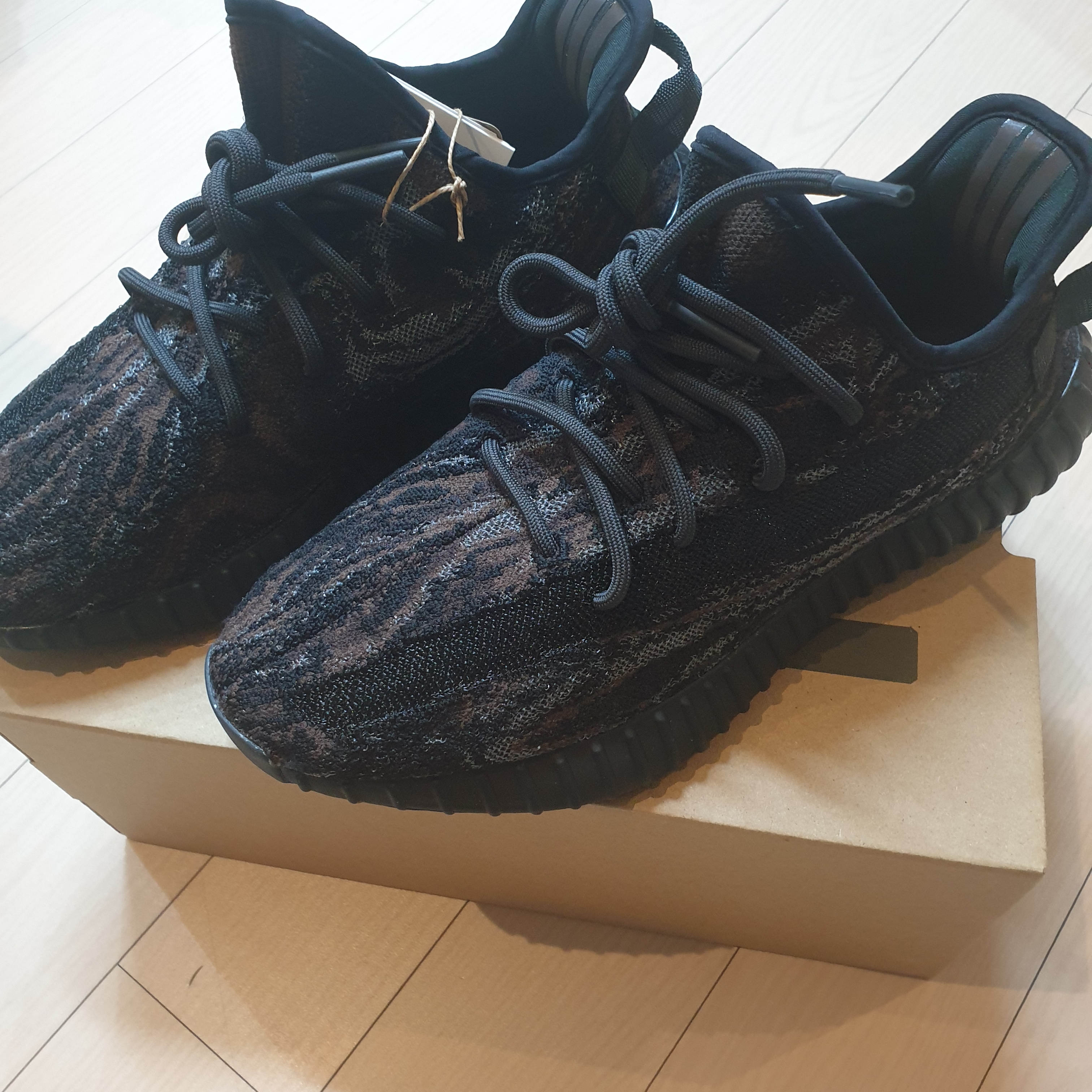 Adidas Yeezy Boost 350 V2 MX Rock 착용 스타일 - 1