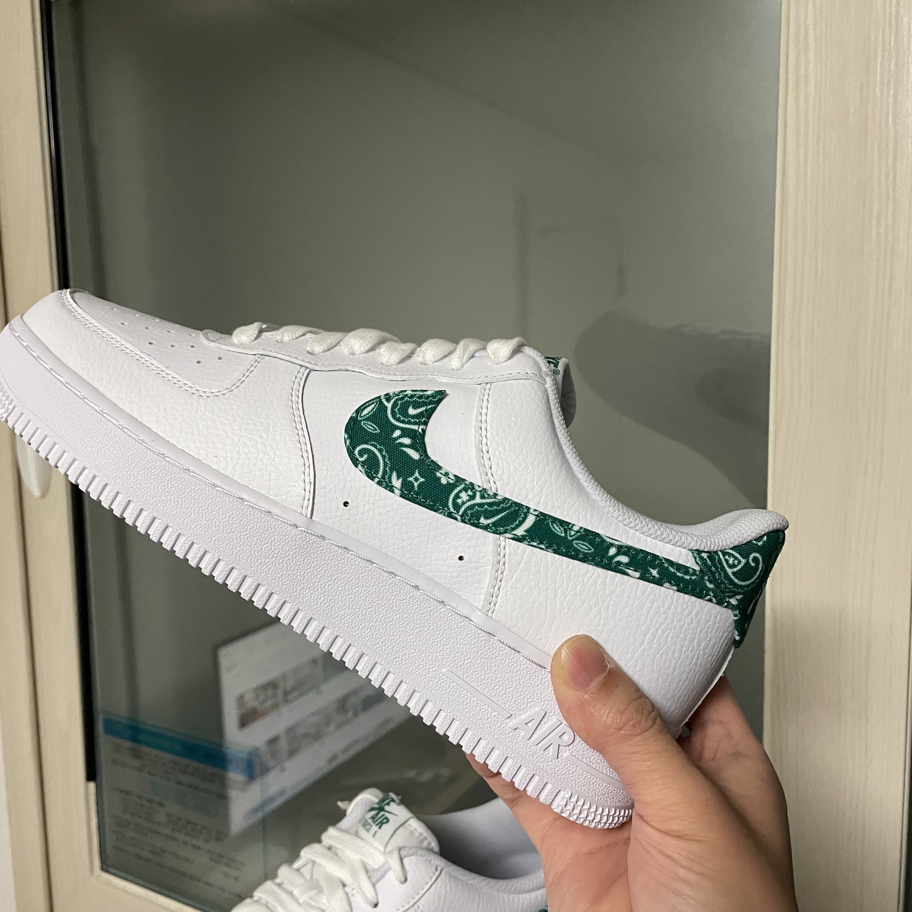 (W) Nike Air Force 1 '07 Essential Paisley Swoosh White Malachite 착용 스타일 - 1