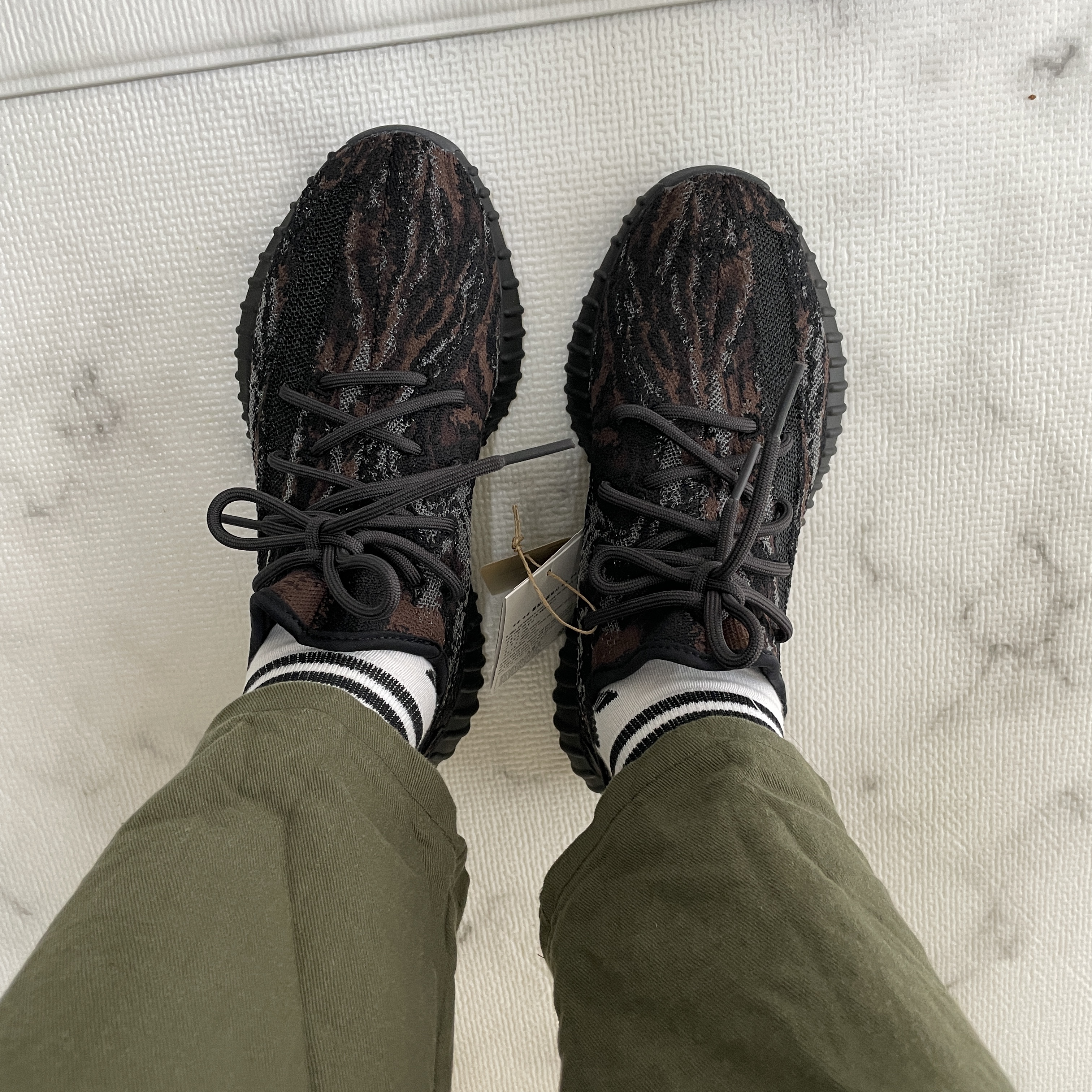 Adidas Yeezy Boost 350 V2 MX Rock 착용 스타일 - 3