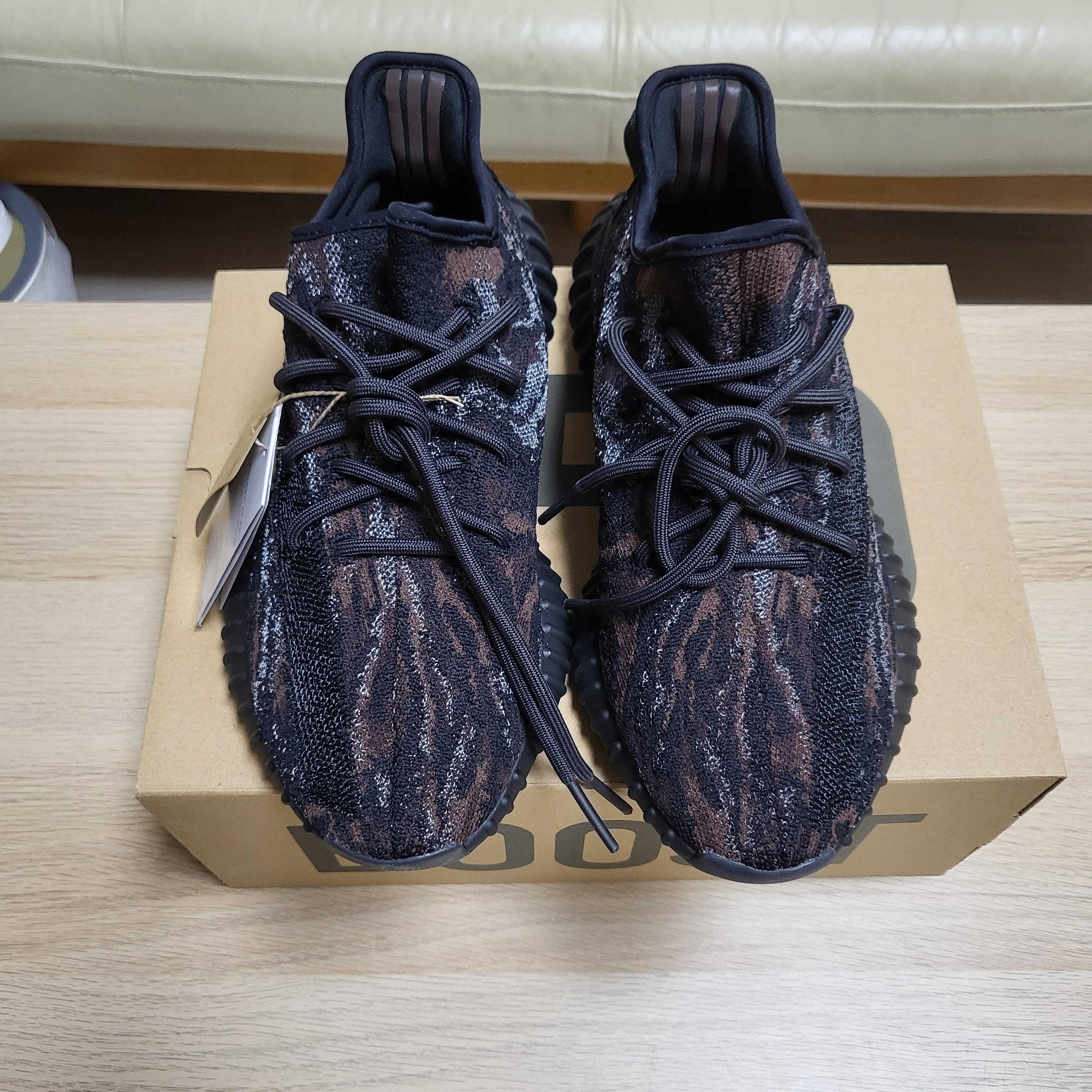 Adidas Yeezy Boost 350 V2 MX Rock 착용 스타일 - 1