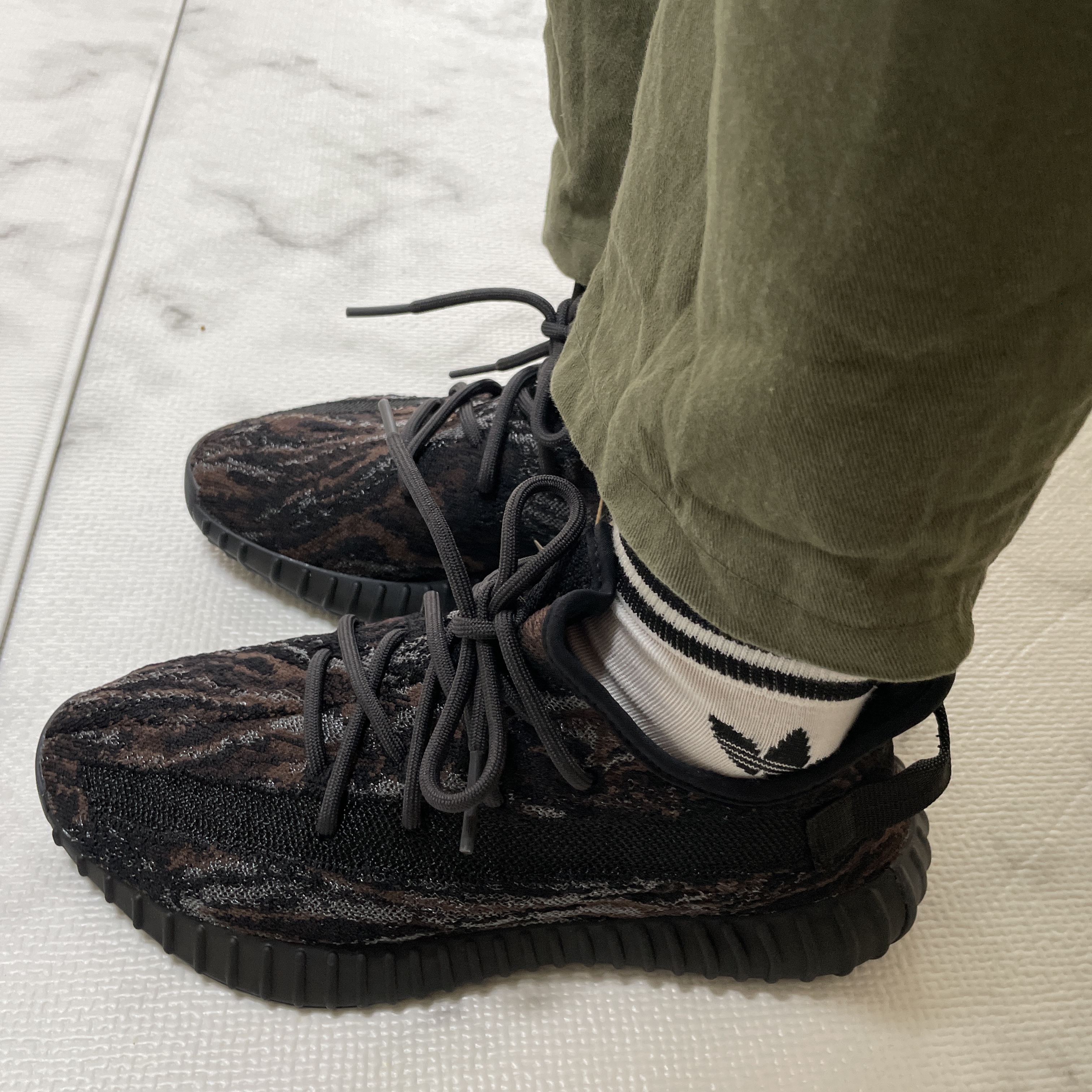 Adidas Yeezy Boost 350 V2 MX Rock 착용 스타일 - 2