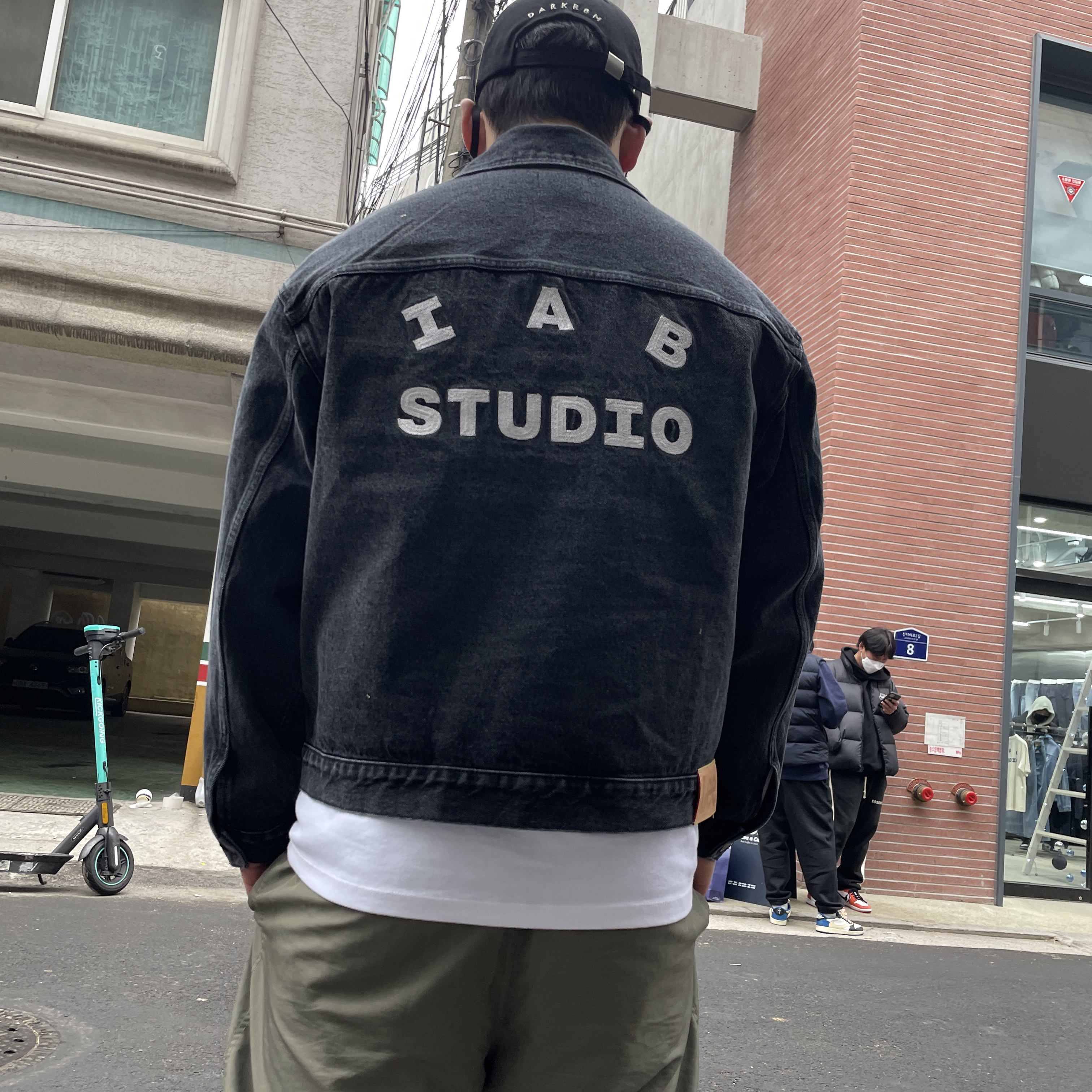 IAB Studio x Lee Denim Jacket Black 착용 스타일