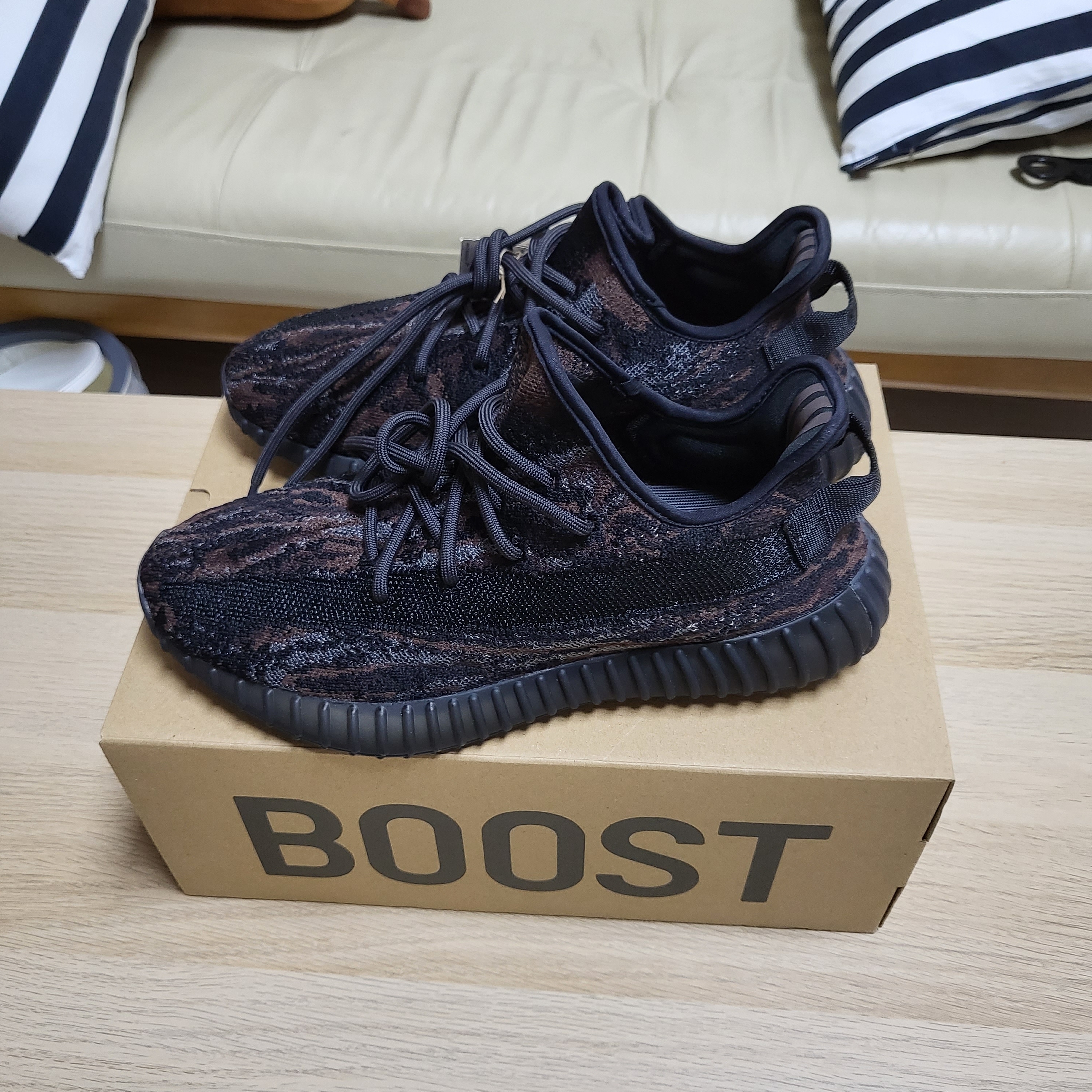 Adidas Yeezy Boost 350 V2 MX Rock 착용 스타일 - 3