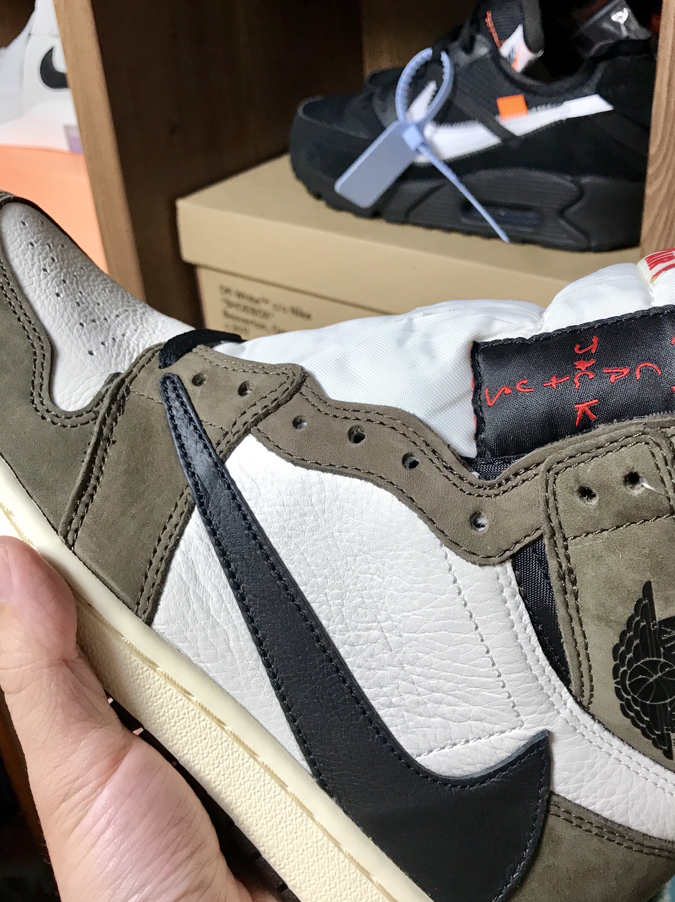 Jordan 1 x Travis Scott Retro High OG SP Mocha, Nike x Off-White Air Max 90 V2 Black White 착용 스타일