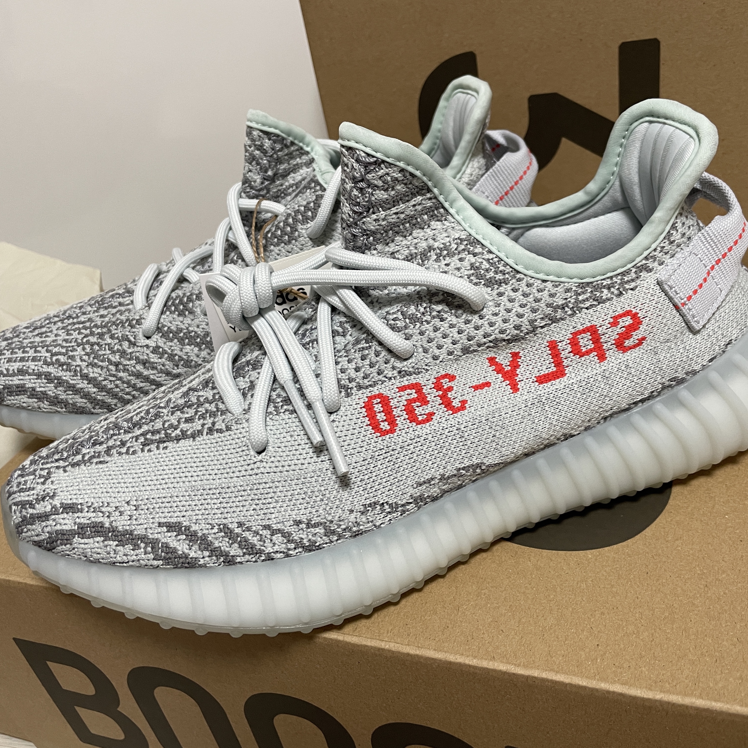 Adidas Yeezy Boost 350 V2 Blue Tint 2017 착용 스타일 - 1