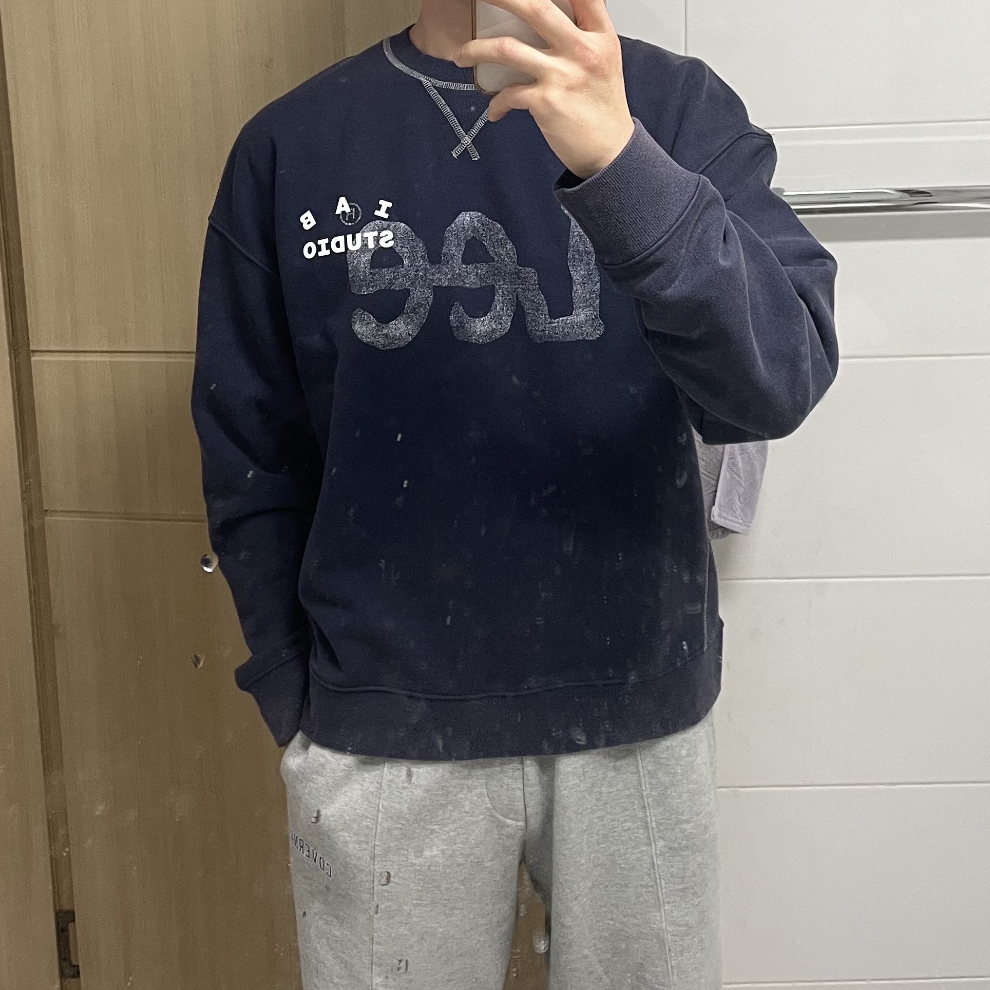 IAB Studio x Lee Pigment Sweatshirt Indigo Navy 착용 스타일 - 3