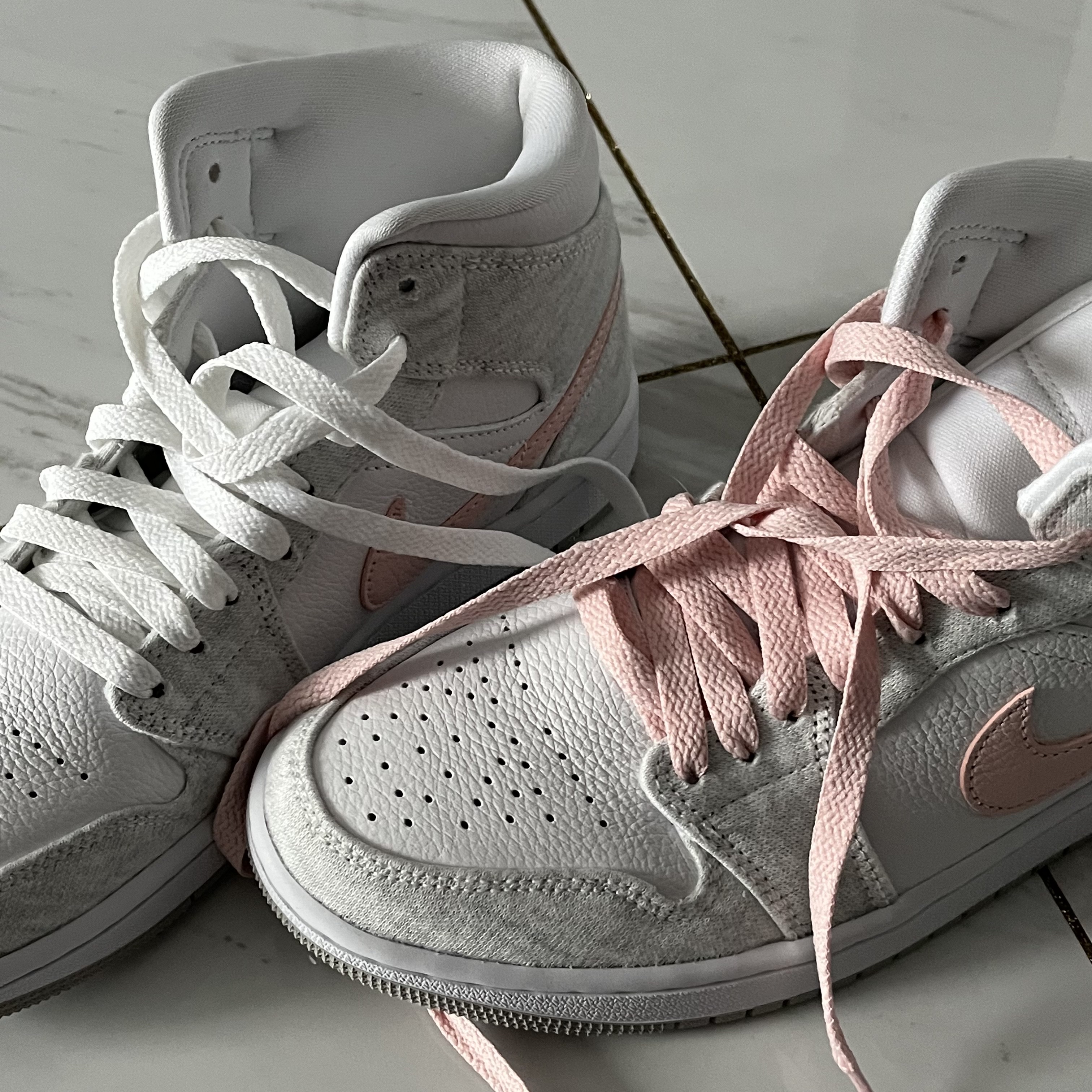 (W) Jordan 1 Mid SE Light Iron Ore 착용 스타일 - 1