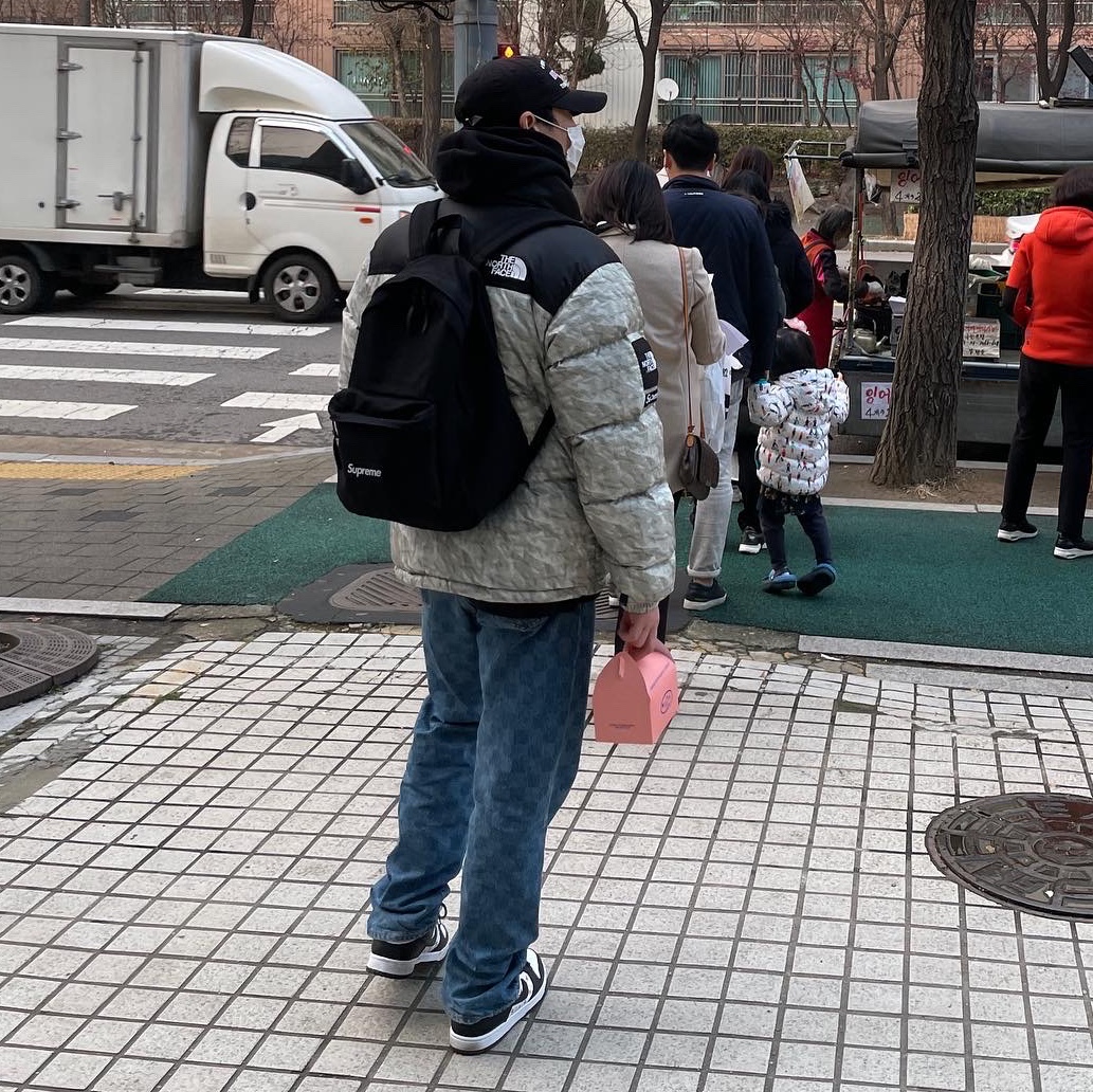 Supreme x The North Face Paper Print Nuptse Jacket - 19FW, Nike x Supreme SB Dunk Low Black 착용 스타일