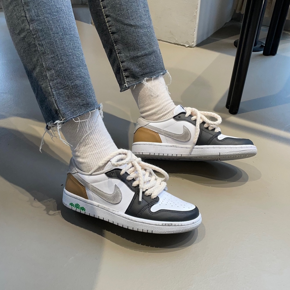 (W) Jordan 1 Low OG Neutral Grey 착용 스타일 - 3