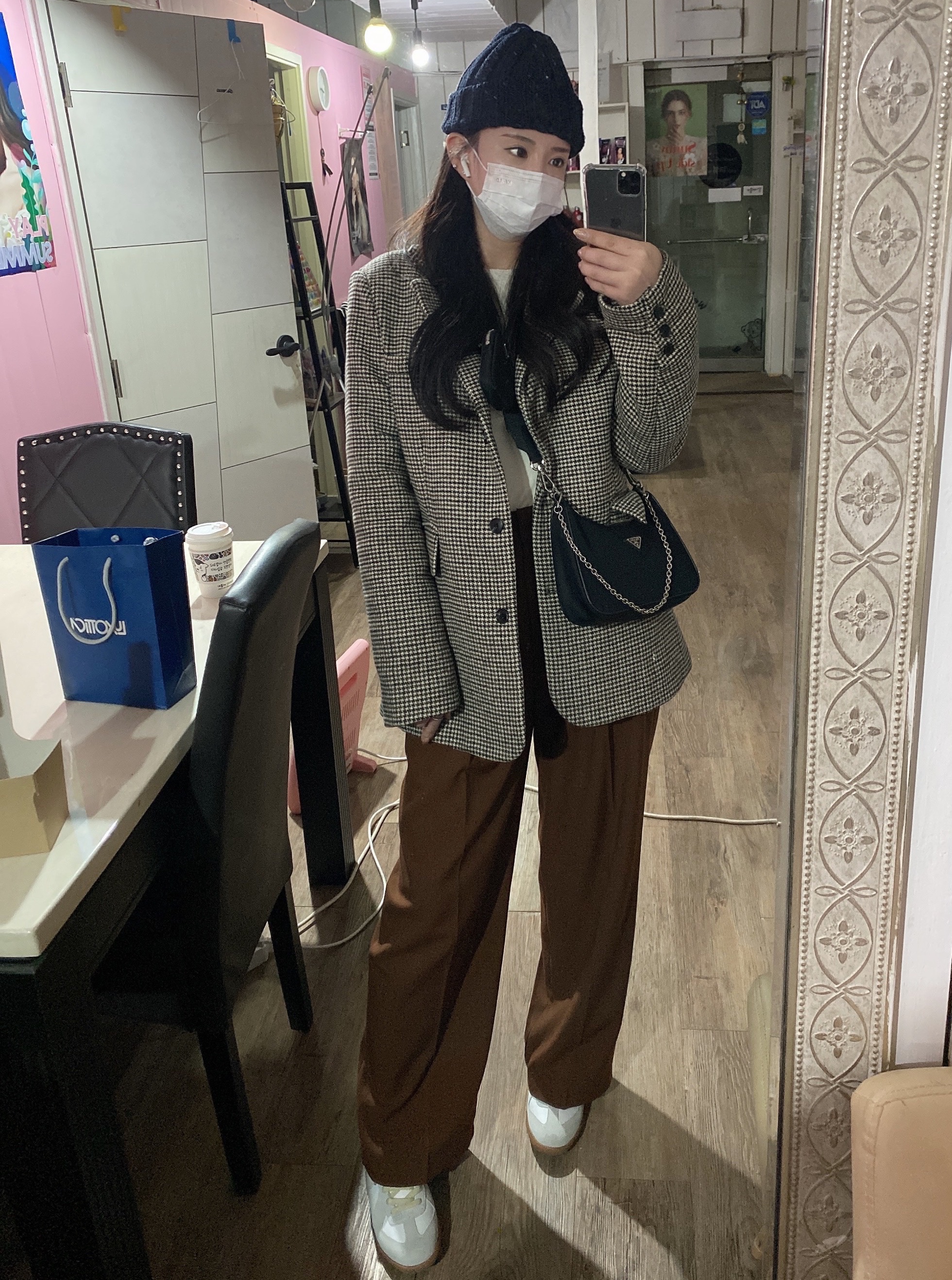 Prada Re-Edition 2005 Re-Nylon Mini Hobo Bag Black, (W) Maison Margiela Calfskin Replica Sneakers White 착용 스타일