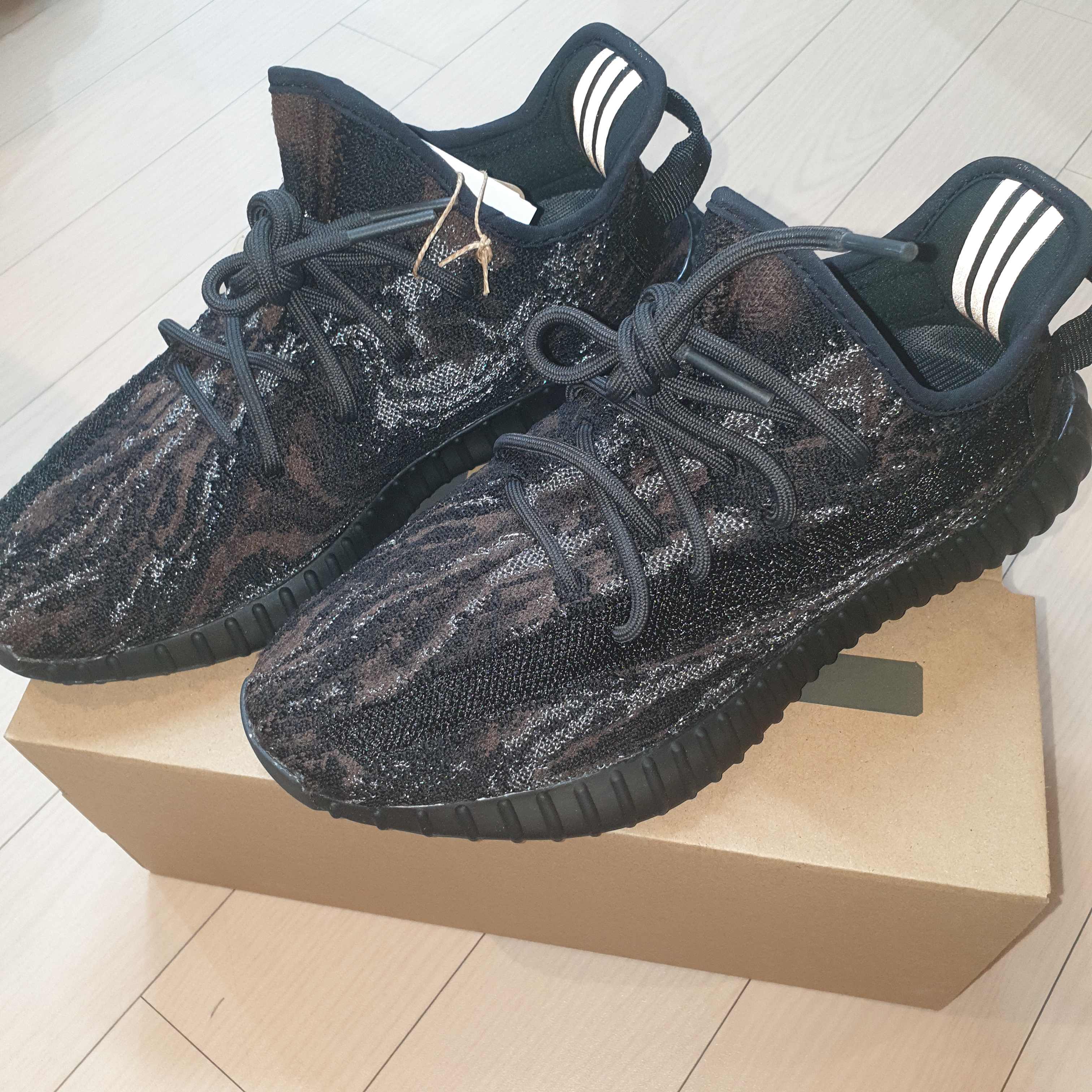 Adidas Yeezy Boost 350 V2 MX Rock 착용 스타일 - 2