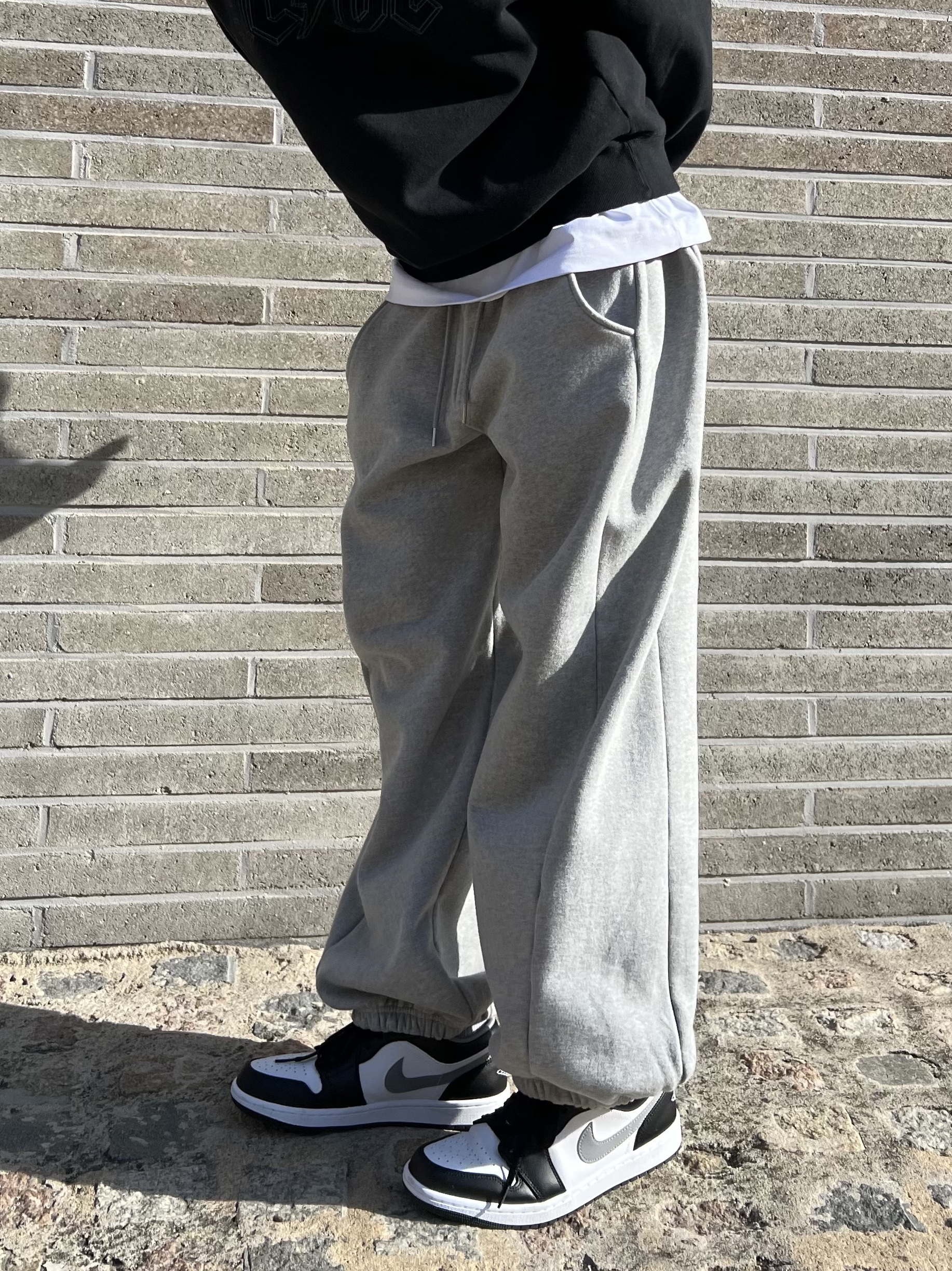 Jordan 1 Low Black Particle Grey 착용 스타일 - 3