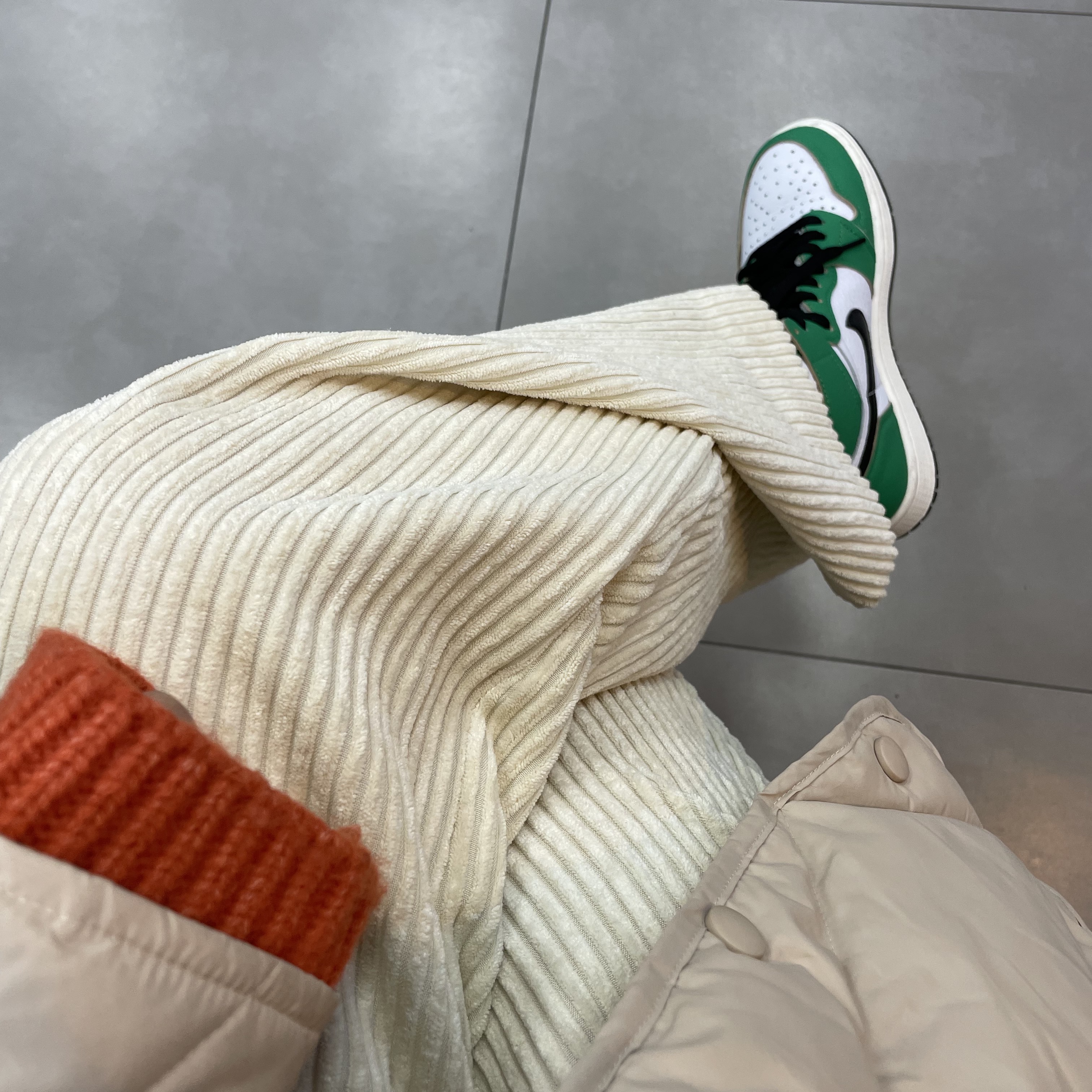 (W) Jordan 1 Retro High OG Lucky Green, (W) Nike Dunk High Team Red 착용 스타일 - 1