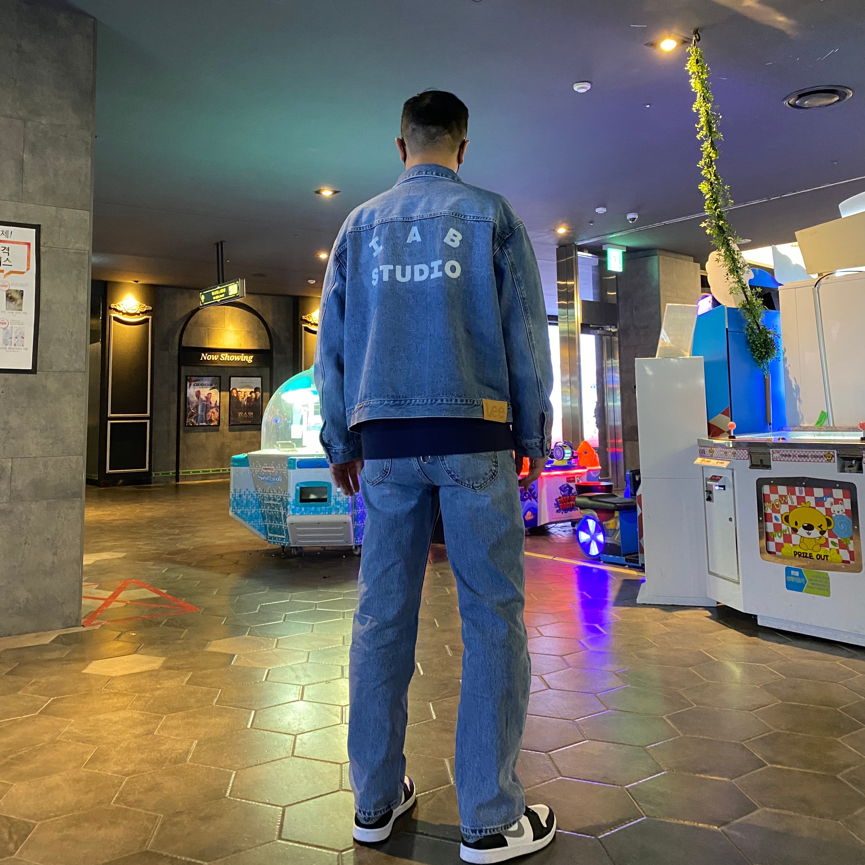 IAB Studio x Lee Denim Jacket Indigo Indigo Medium, IAB Studio x Lee Denim Jeans Indigo Navy 착용 스타일 - 1