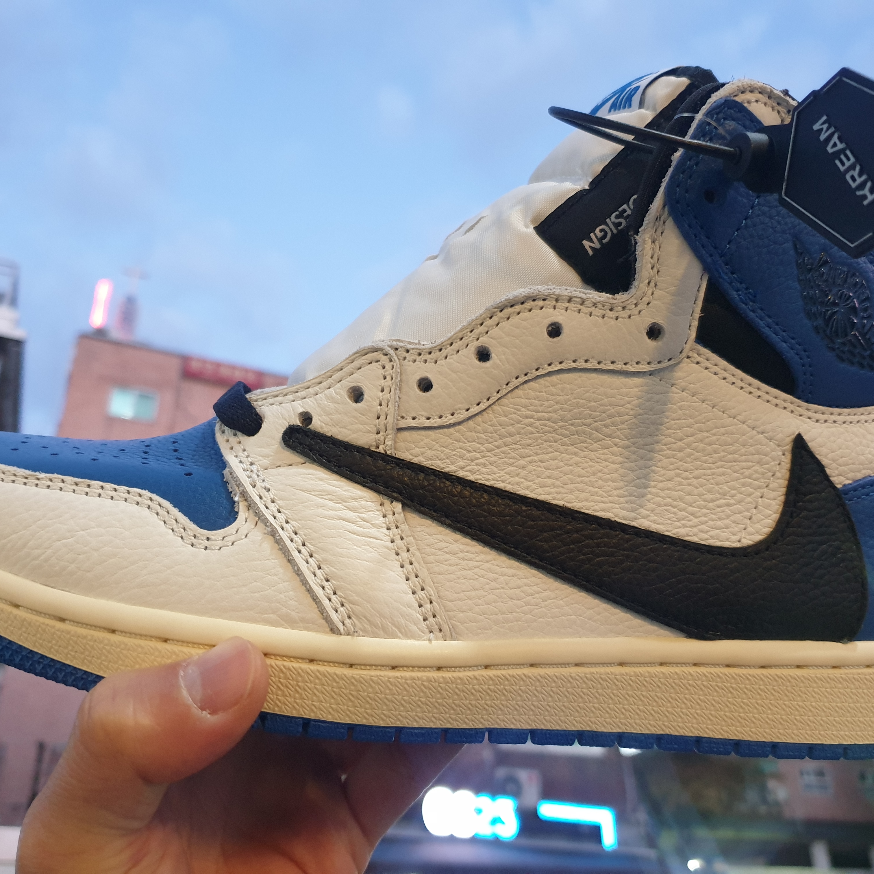 Jordan 1 x Travis Scott x Fragment Retro High OG SP Military Blue 착용 스타일