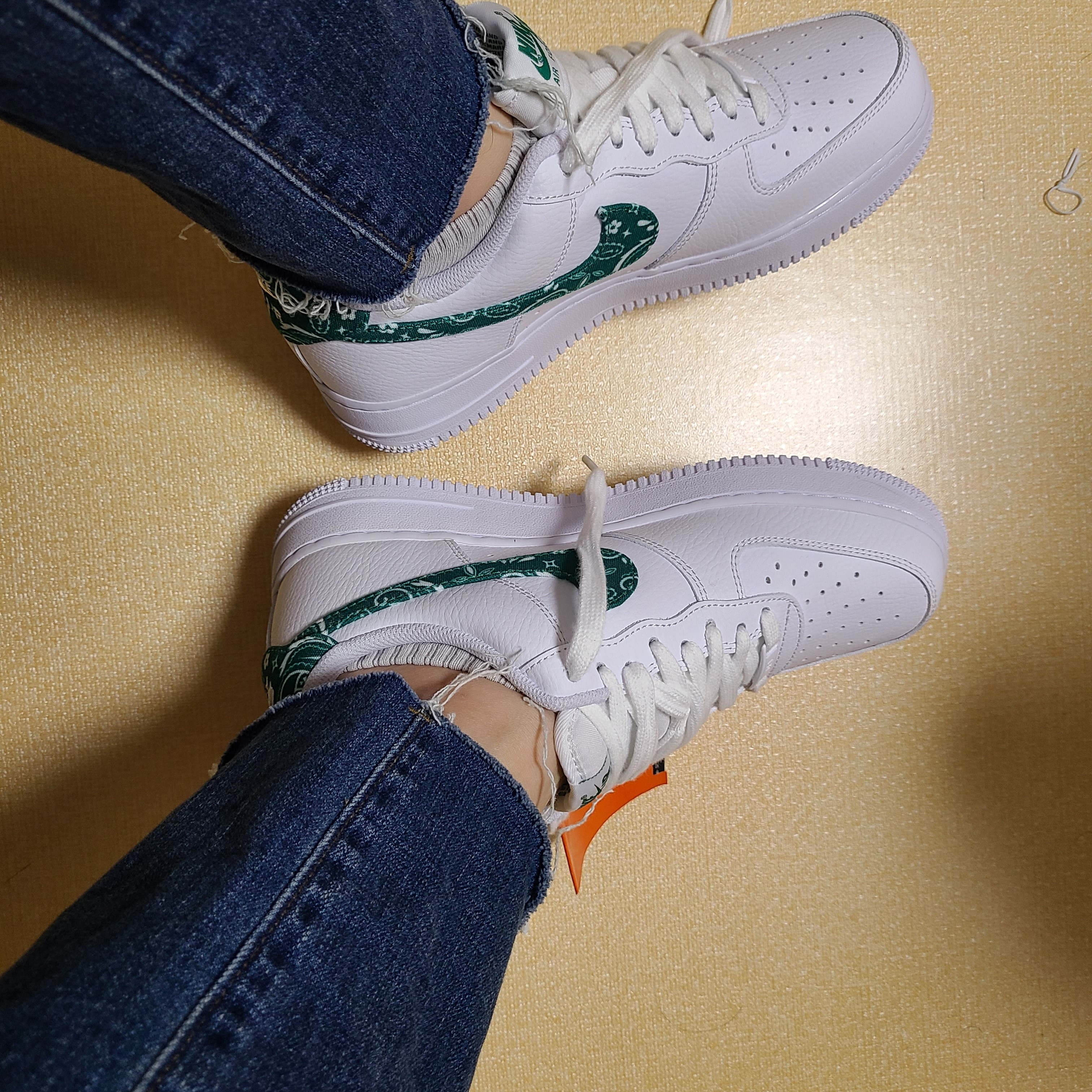 (W) Nike Air Force 1 '07 Essential Paisley Swoosh White Malachite 착용 스타일 - 1