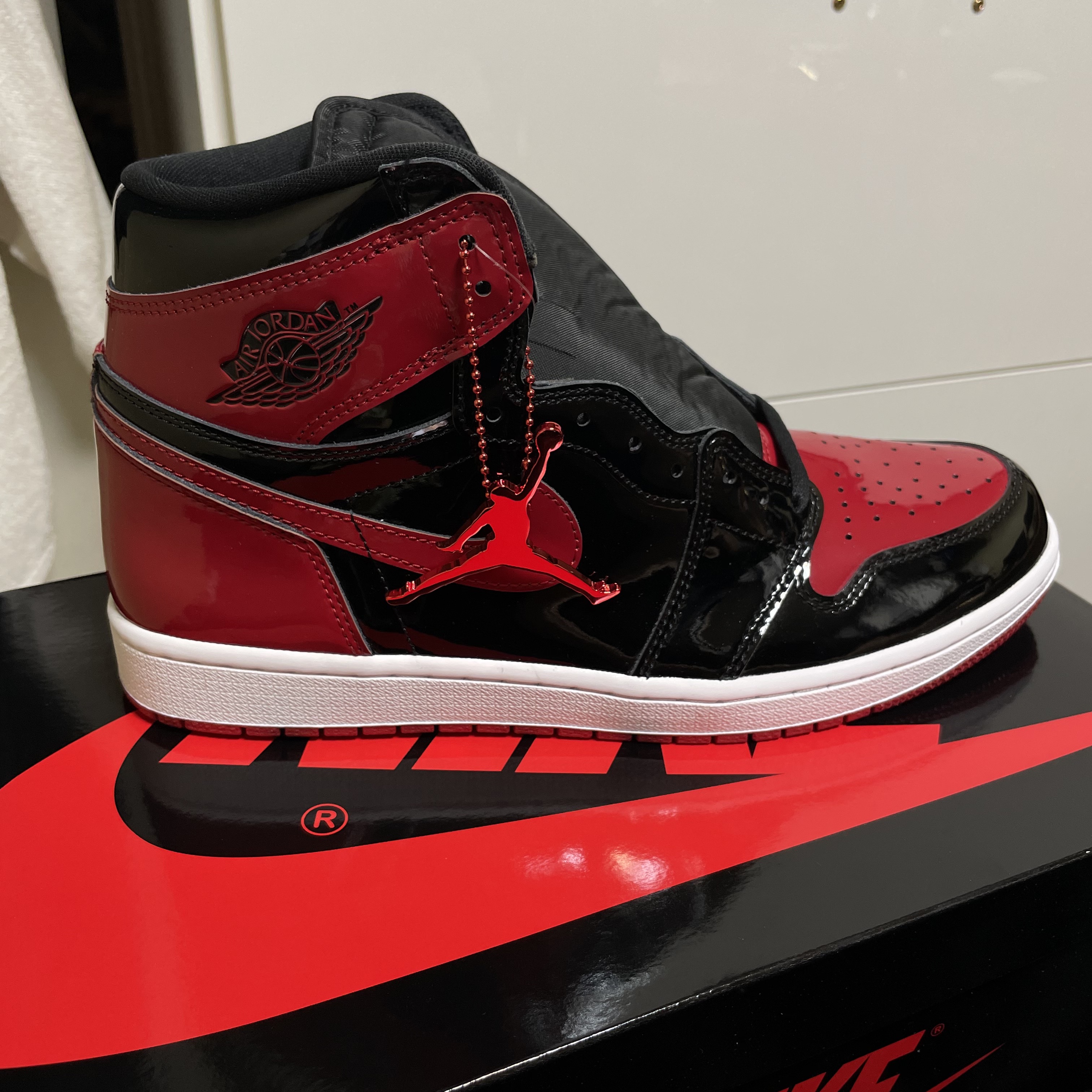 Jordan 1 Retro High OG Patent Bred 착용 스타일 - 1