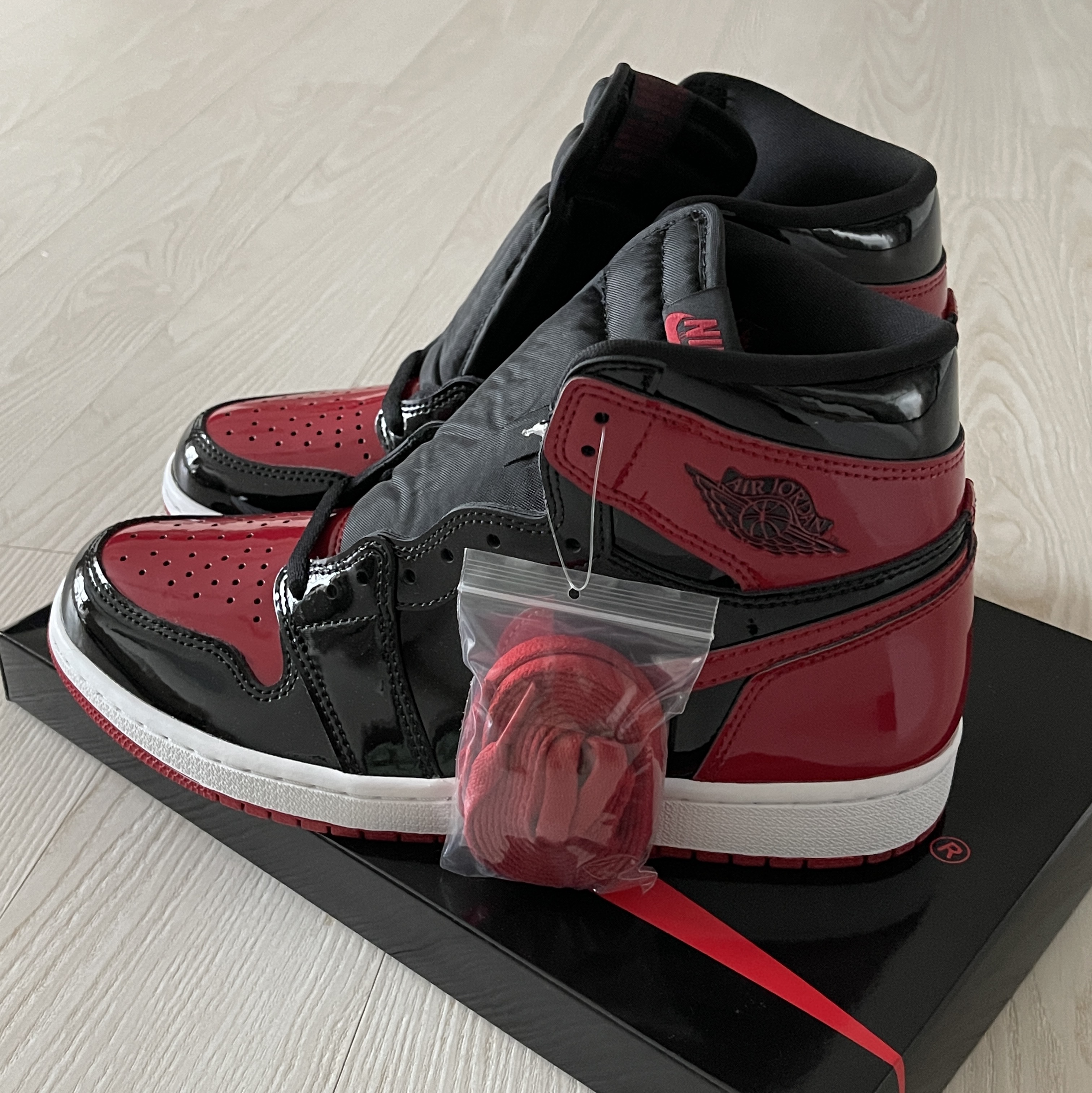 Jordan 1 Retro High OG Patent Bred 착용 스타일 - 3
