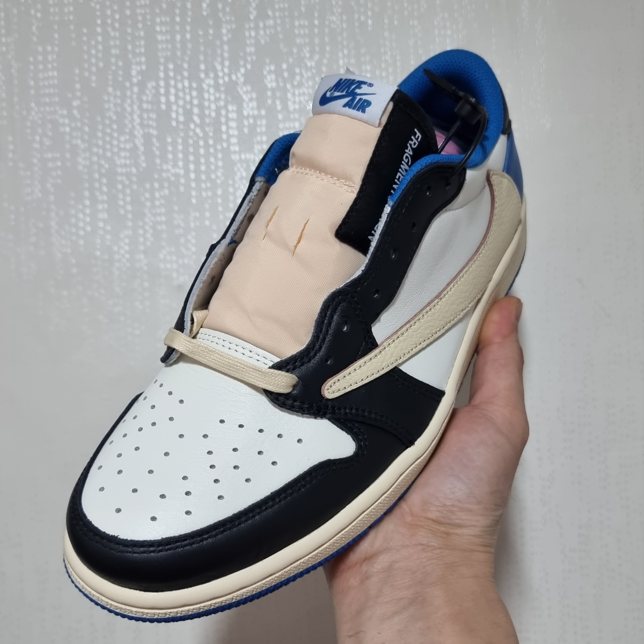 Jordan 1 x Travis Scott x Fragment Retro Low OG SP Military Blue 착용 스타일 - 2
