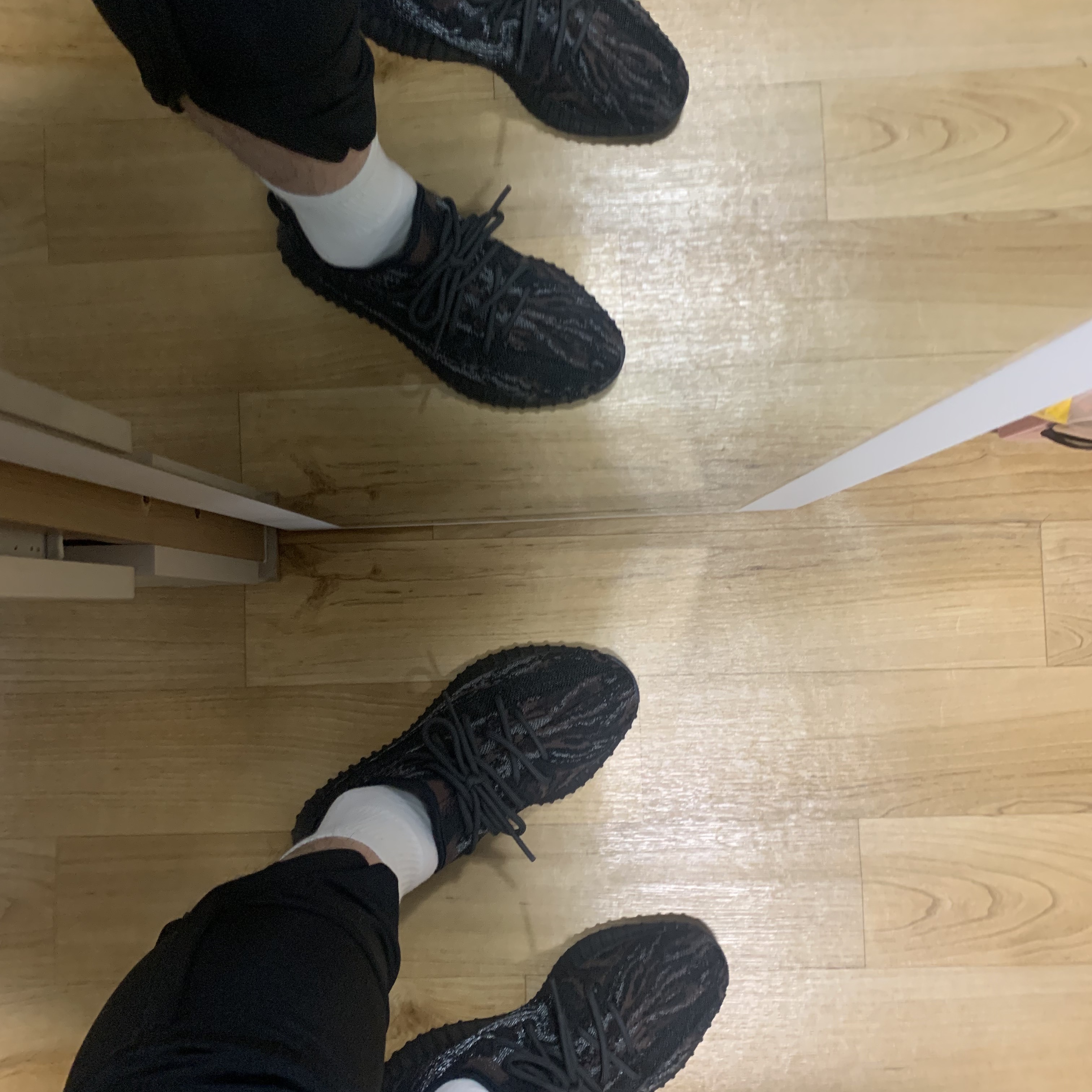 Adidas Yeezy Boost 350 V2 MX Rock 착용 스타일