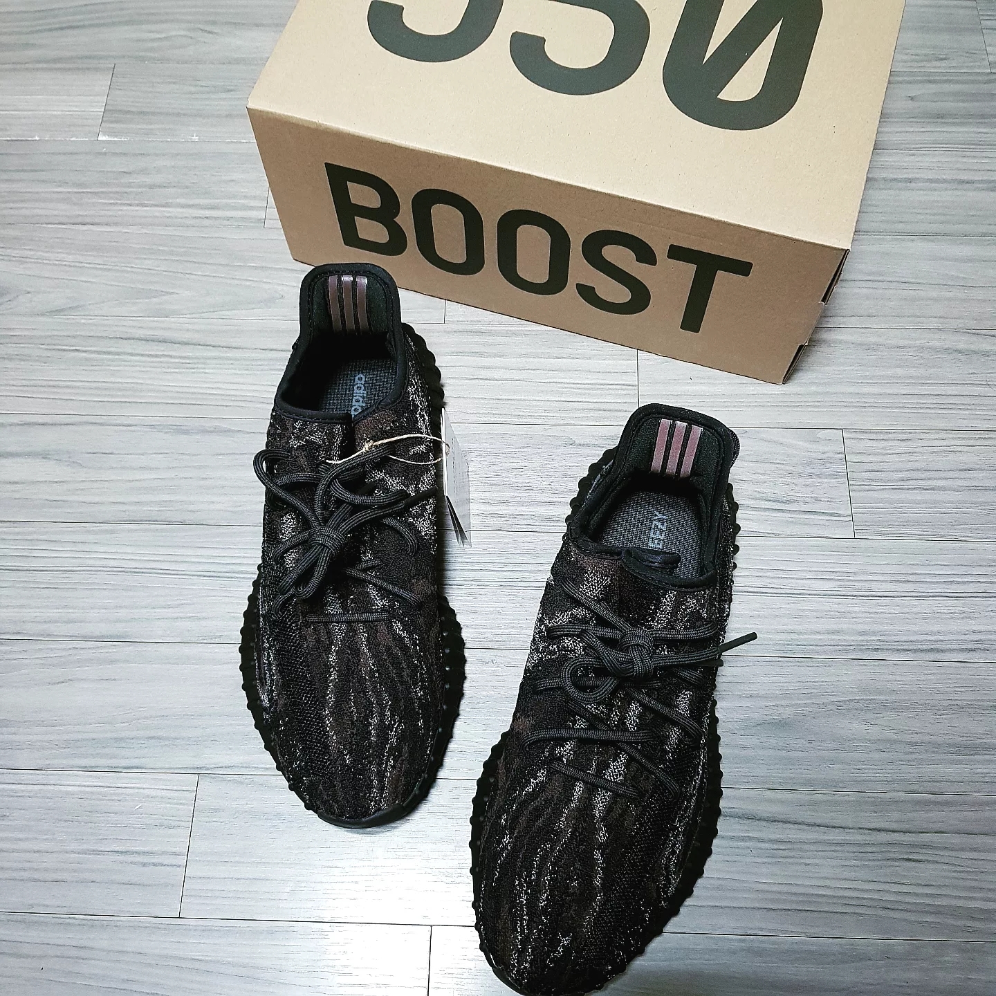 Adidas Yeezy Boost 350 V2 MX Rock 착용 스타일 - 2
