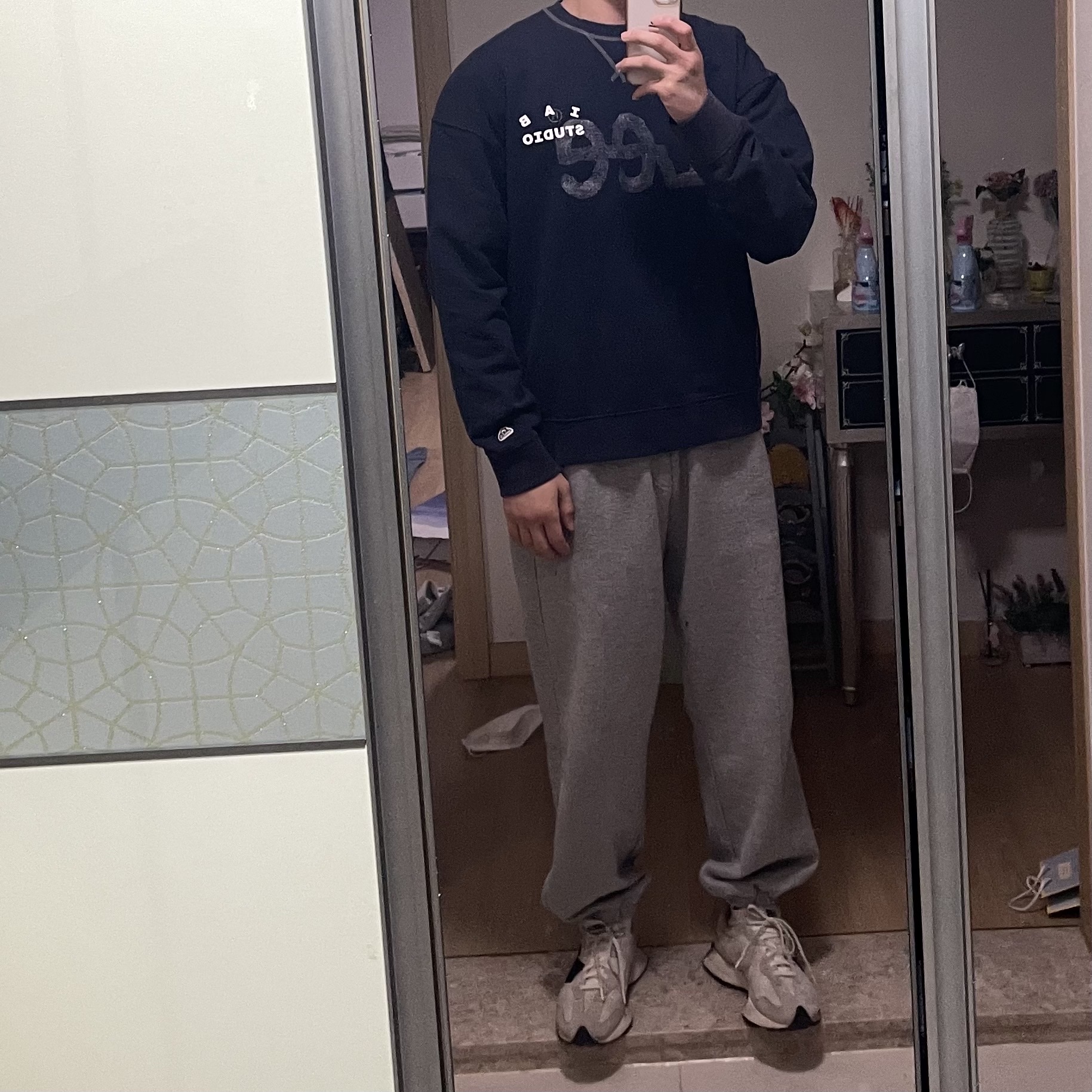 IAB Studio x Lee Pigment Sweatshirt Indigo Navy 착용 스타일 - 2