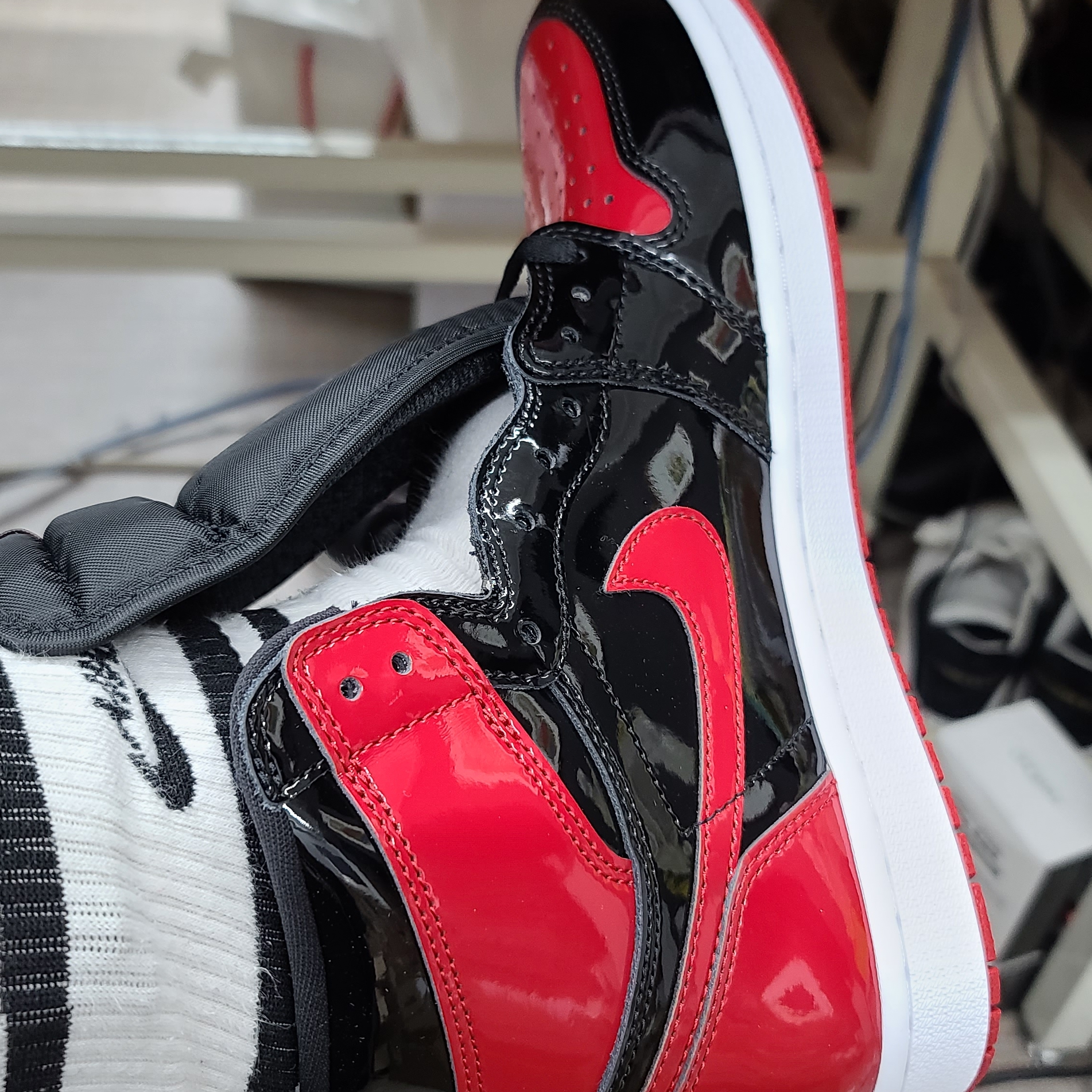 Jordan 1 Retro High OG Patent Bred 착용 스타일 - 3