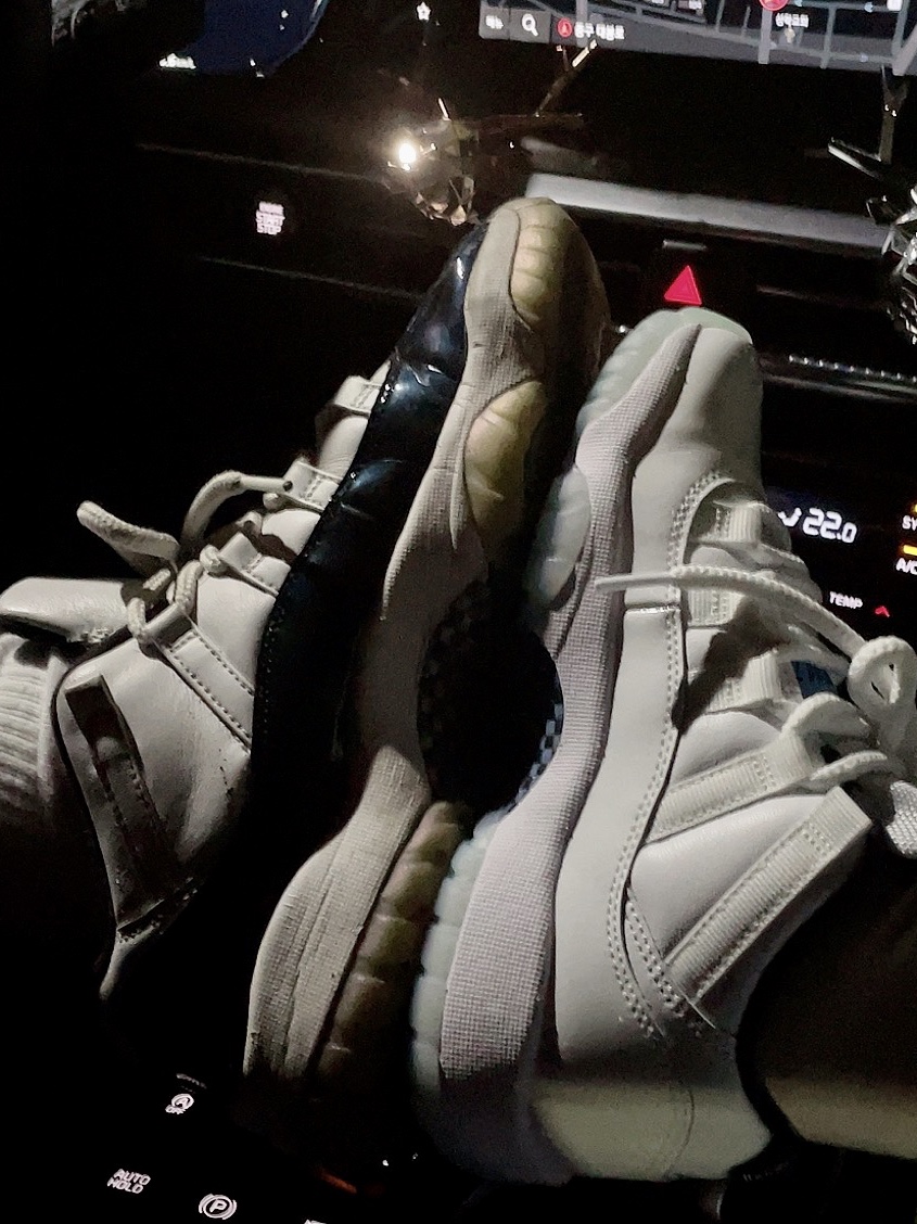 Jordan 11 Retro Low Iridescent, (GS) Jordan 11 Retro Low Legend Blue 착용 스타일