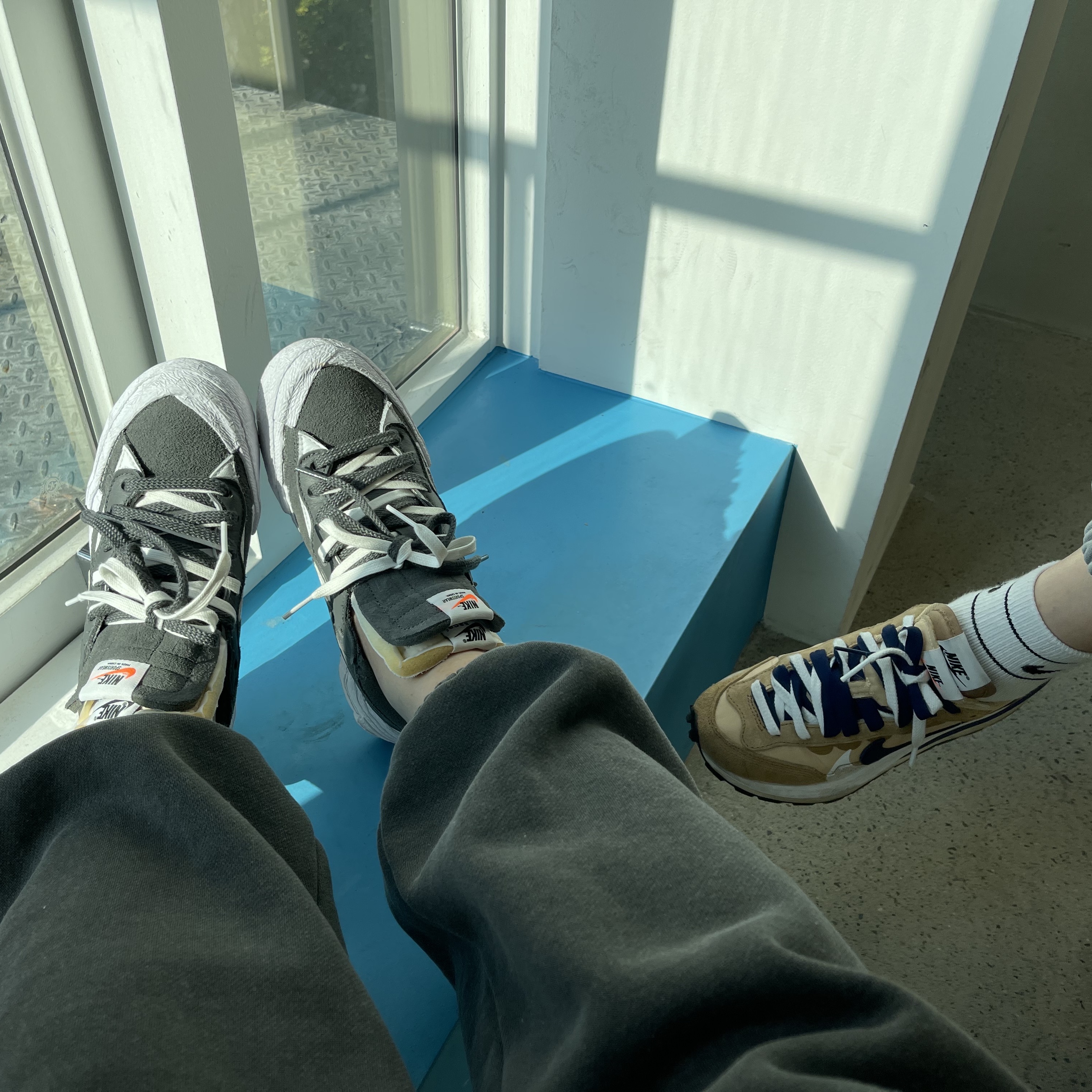 Nike x Sacai Blazer Low Iron Grey, Nike x Sacai VaporWaffle Sesame and Blue Void 착용 스타일