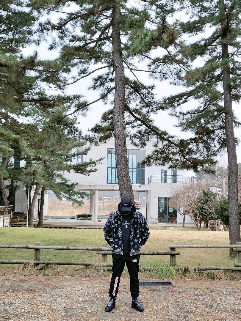 Nike x Supreme Air Force 1 Low Black, Supreme Bandana Faux Fur Bomber Jacket Black - 21SS 착용 스타일 - 2