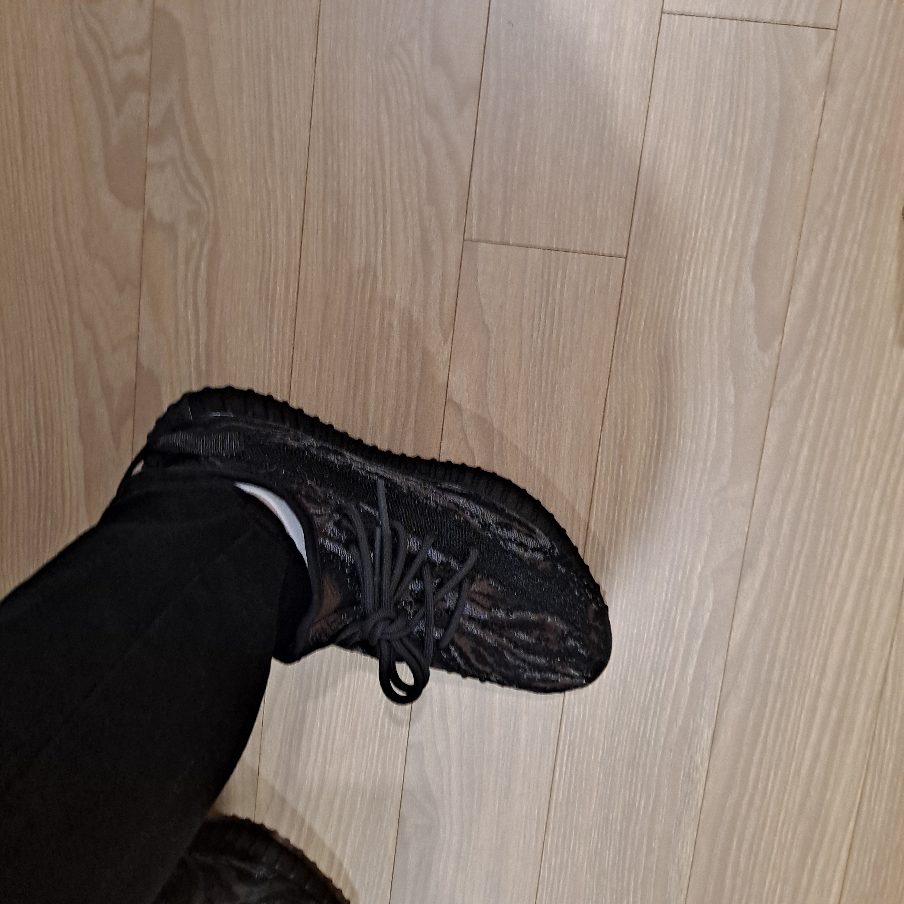 Adidas Yeezy Boost 350 V2 MX Rock 착용 스타일 - 3