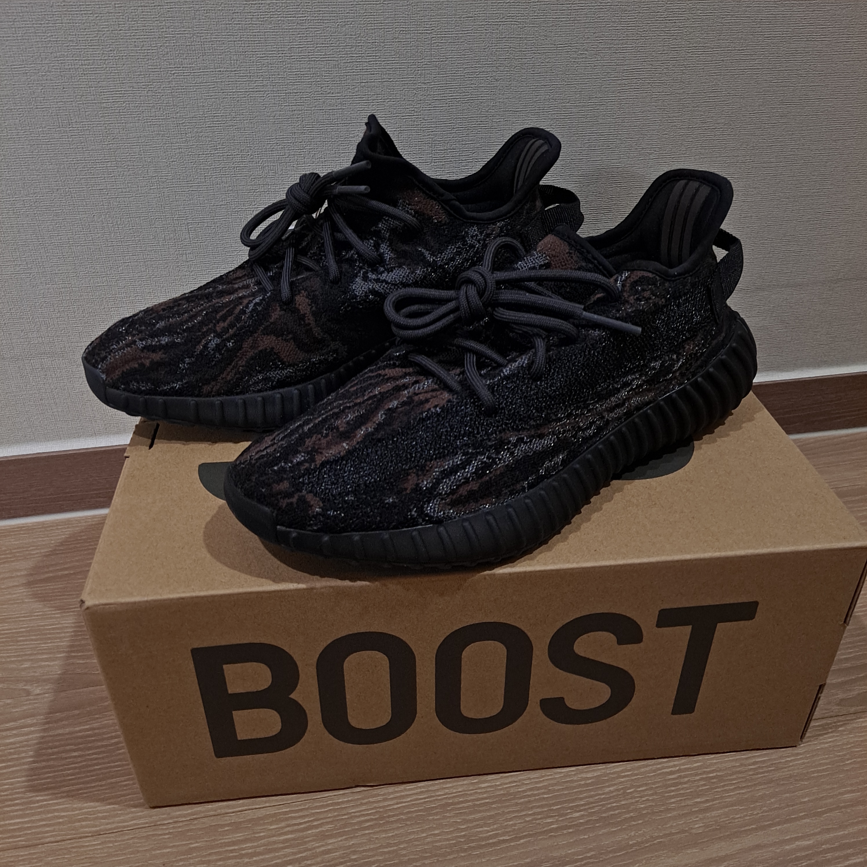 Adidas Yeezy Boost 350 V2 MX Rock 착용 스타일 - 5
