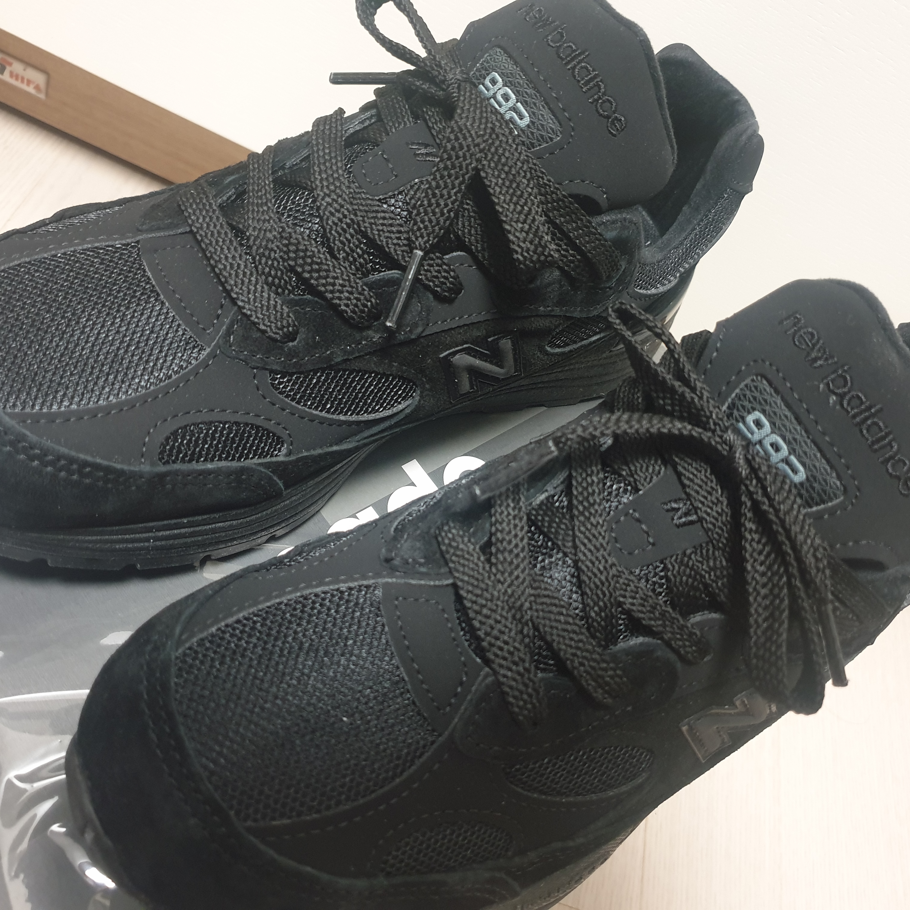 New Balance 992 Made in USA Triple Black 착용 스타일
