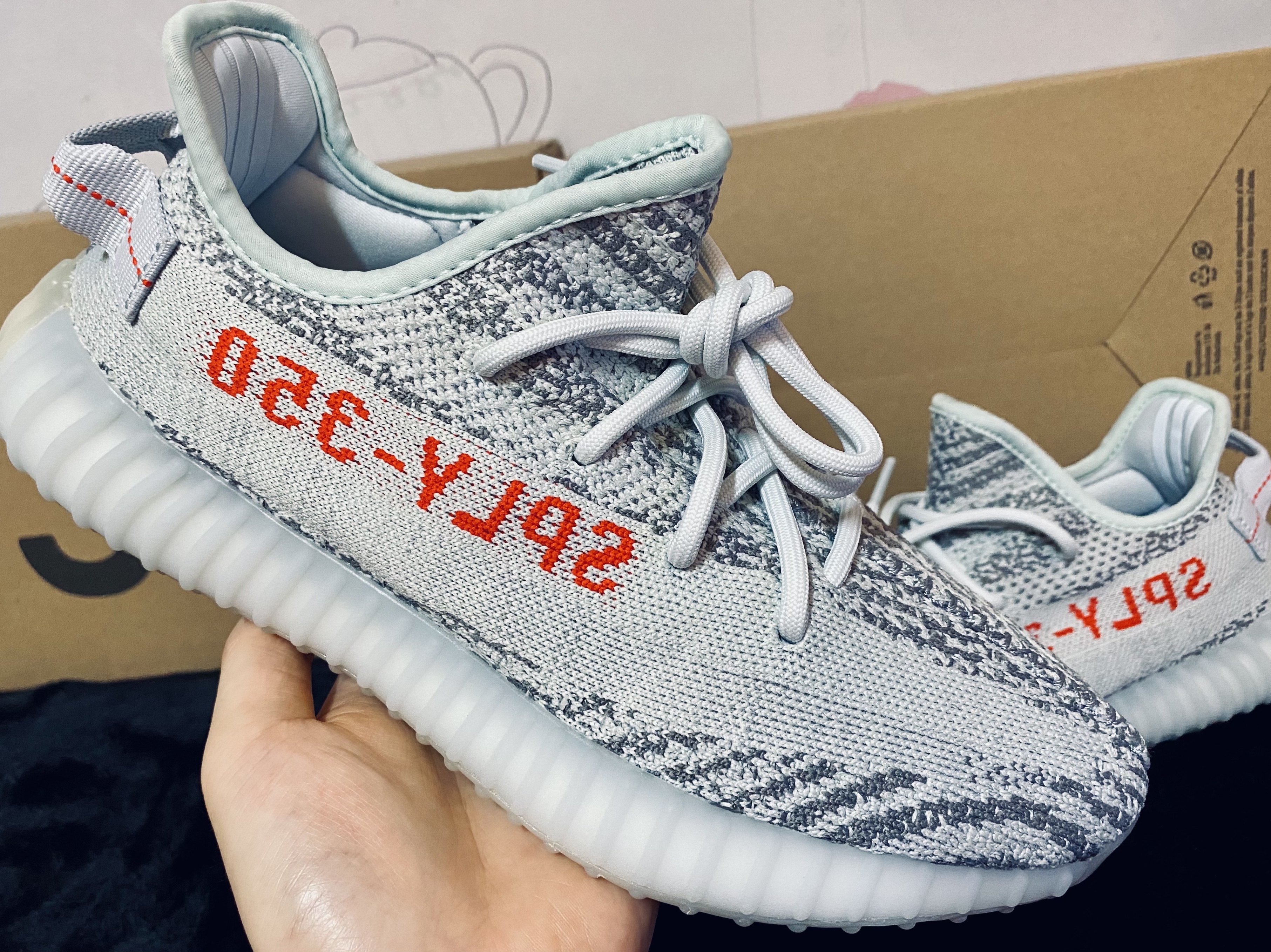 Adidas Yeezy Boost 350 V2 Blue Tint 2017 착용 스타일 - 1