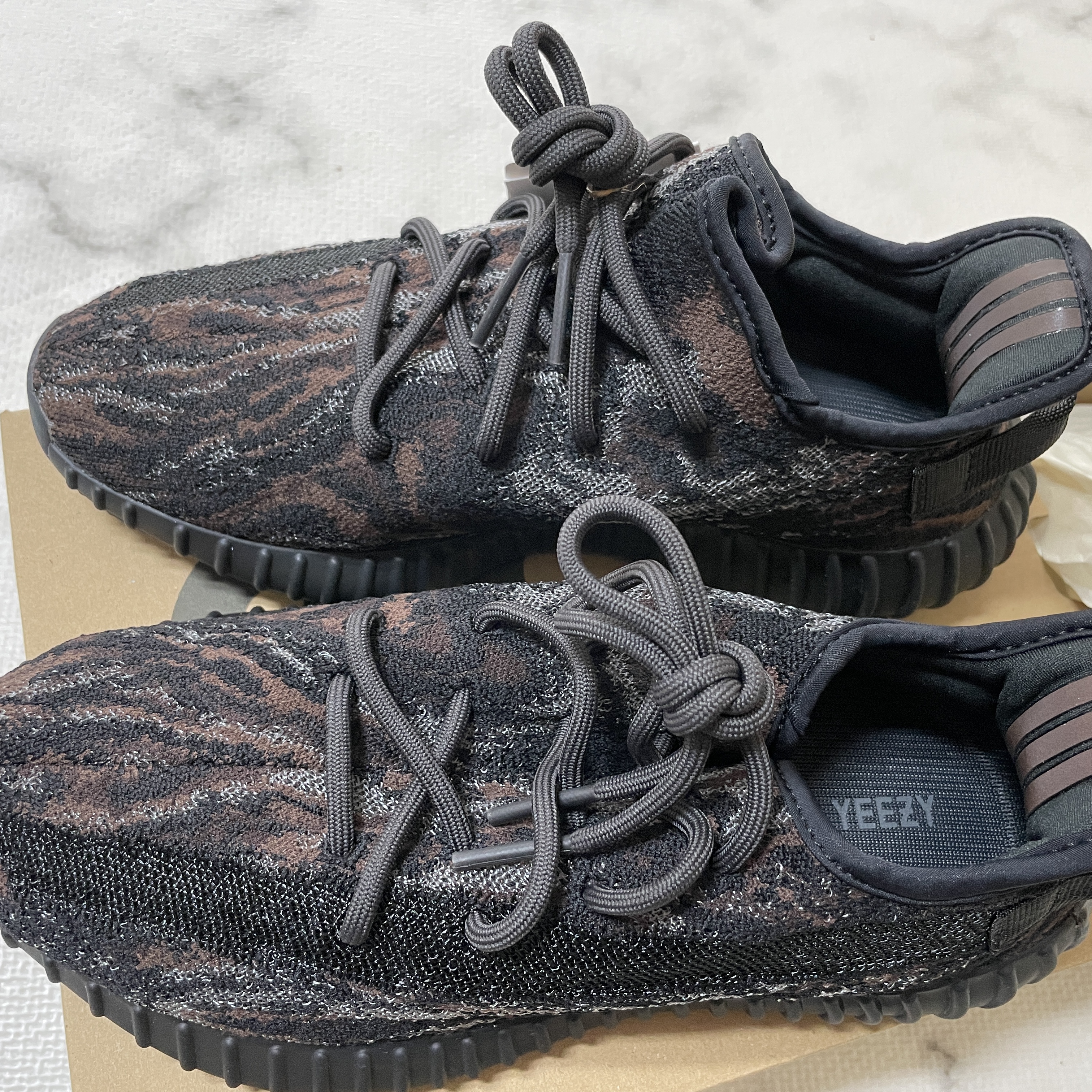 Adidas Yeezy Boost 350 V2 MX Rock 착용 스타일 - 4