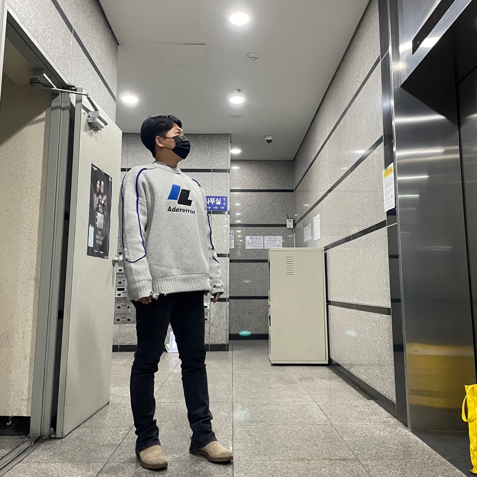 Zara x Ader Error Oversize Sweater Grey 착용 스타일 - 2