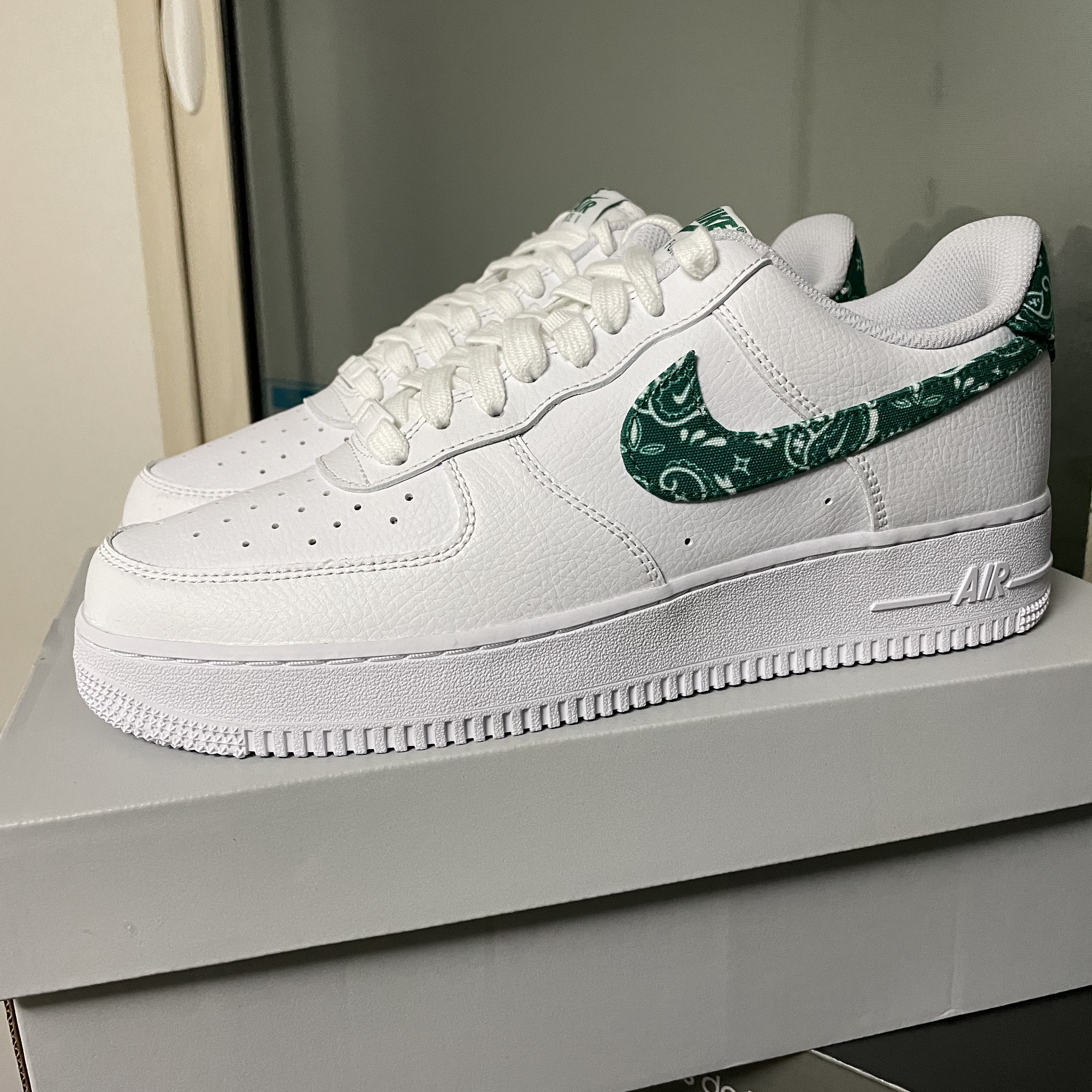 (W) Nike Air Force 1 '07 Essential Paisley Swoosh White Malachite 착용 스타일 - 2