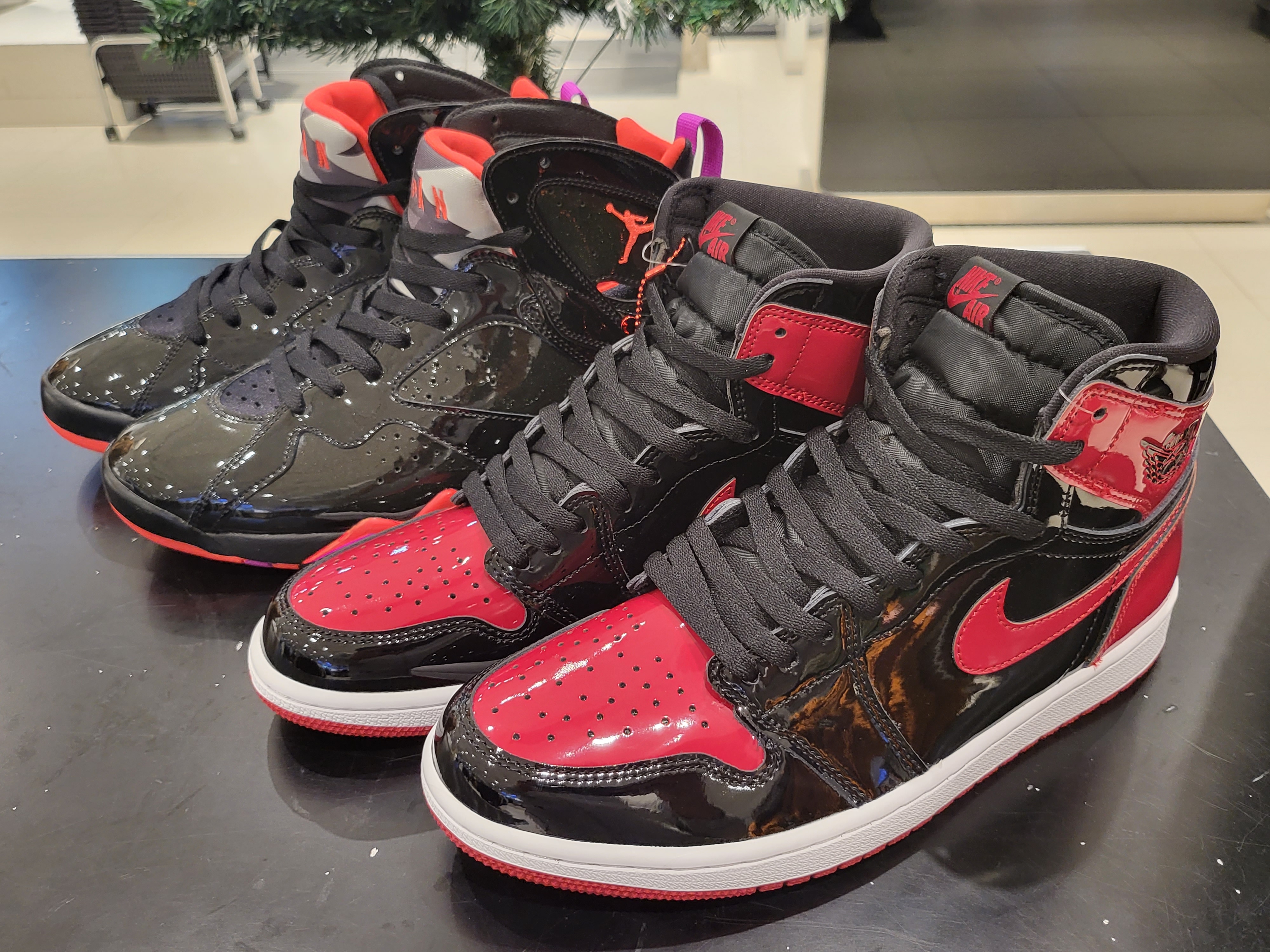 Jordan 1 Retro High OG Patent Bred, (W) Jordan 7 Retro Black Gloss 착용 스타일