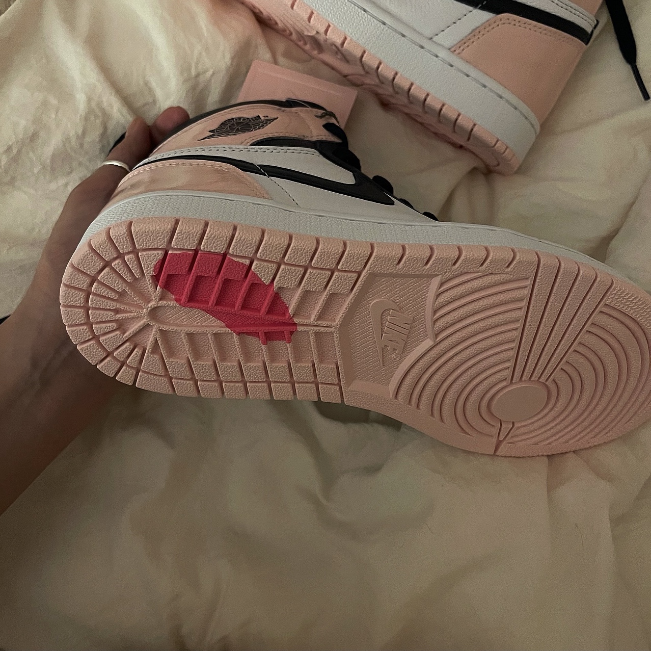 (W) Jordan 1 Retro High OG Atmosphere 착용 스타일 - 2