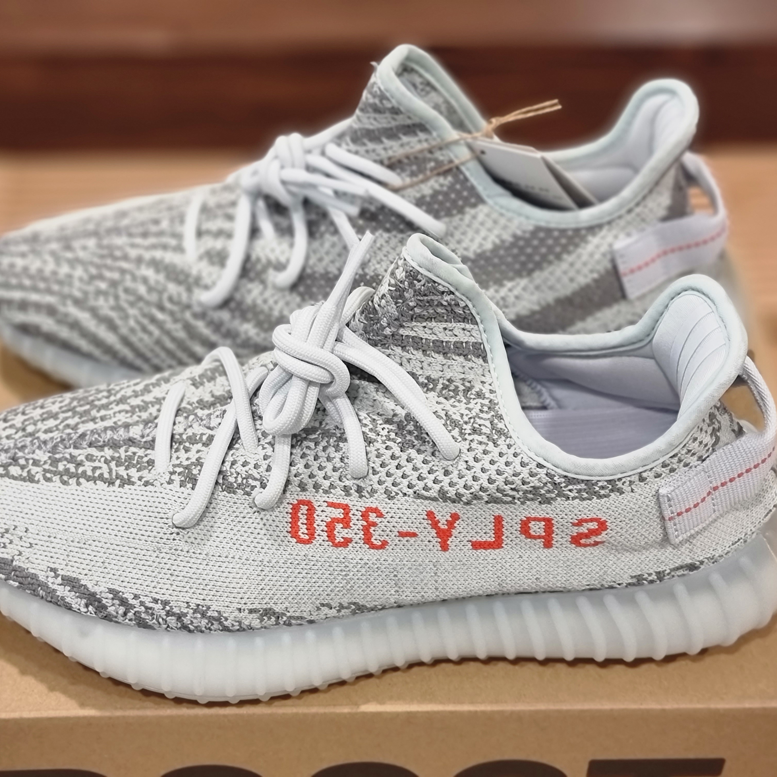 Adidas Yeezy Boost 350 V2 Blue Tint 2017 착용 스타일 - 1