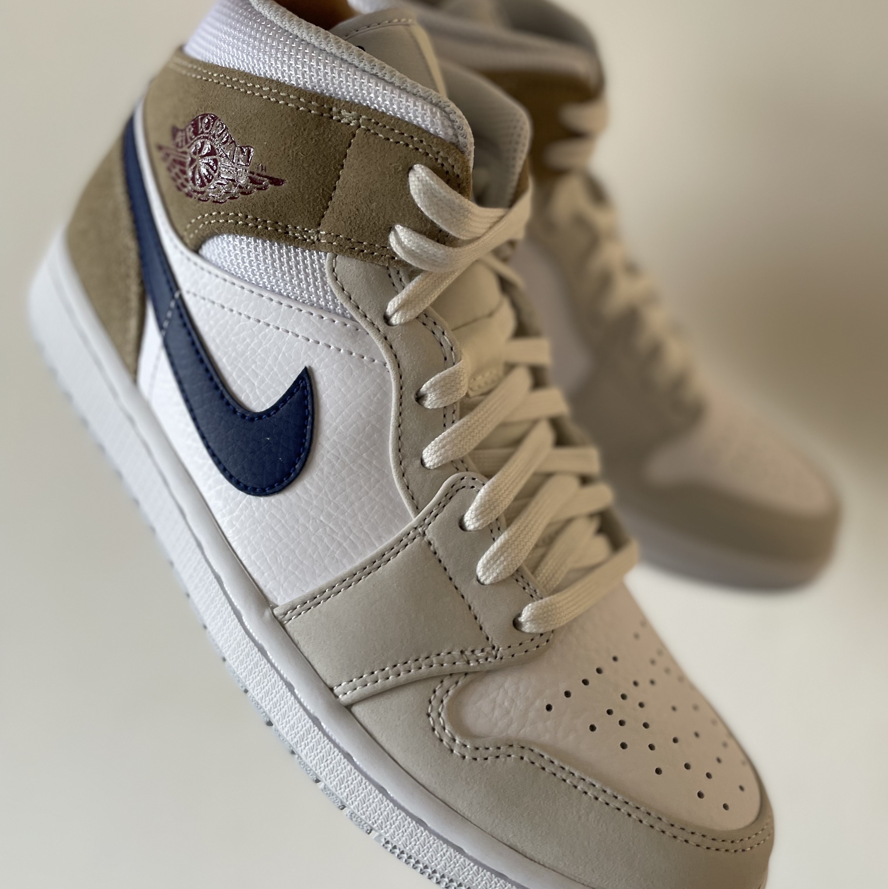 Jordan 1 Mid White Khaki 착용 스타일